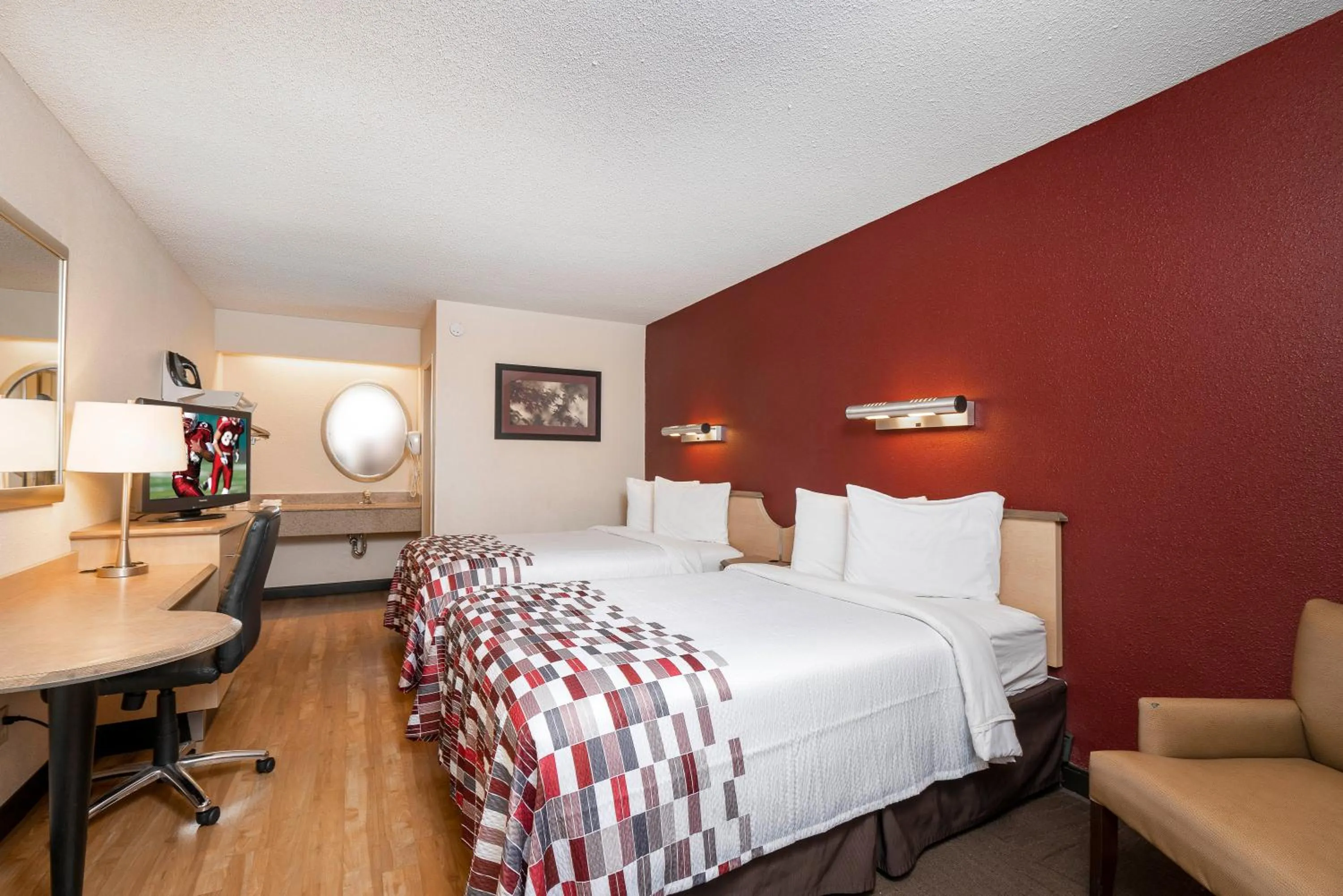 Photo of the whole room, Bed in Red Roof Inn Louisville Expo Airport
