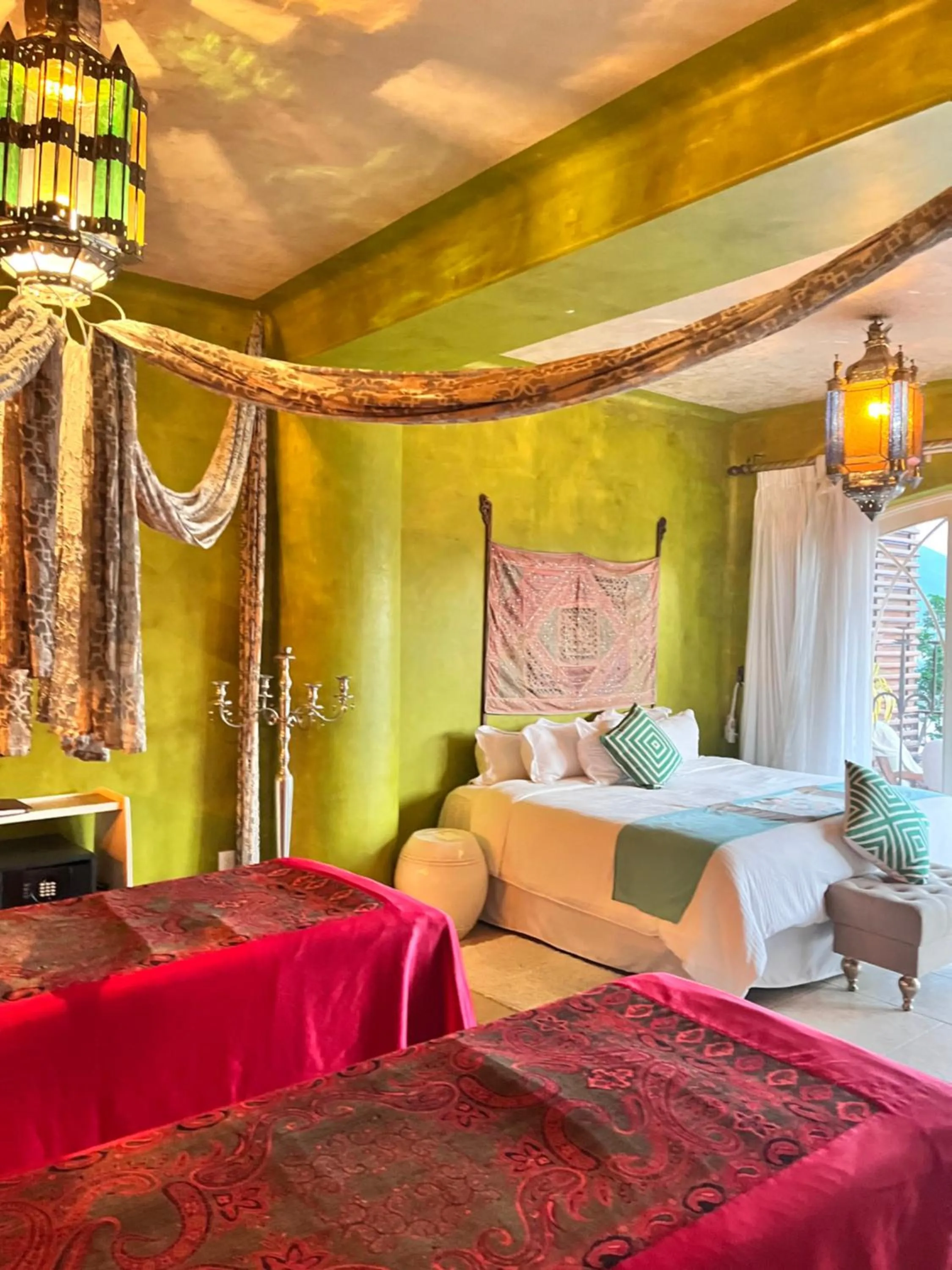 Bed in El Chante Spa Hotel