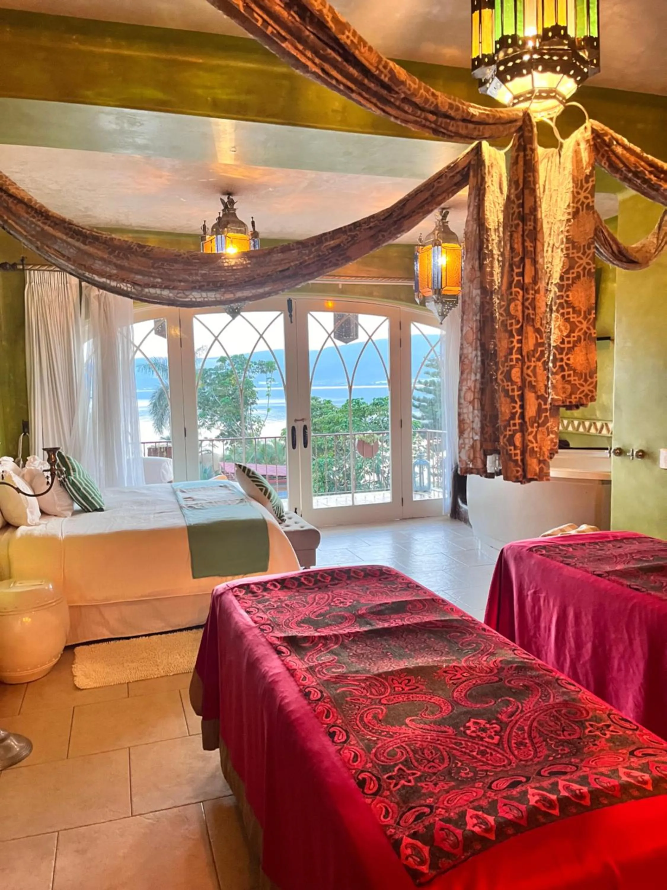 Bed in El Chante Spa Hotel