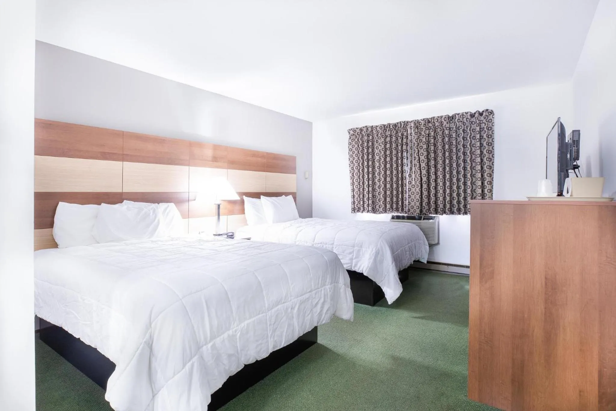 Bed in Northwoods Inn & Suites Minocqua