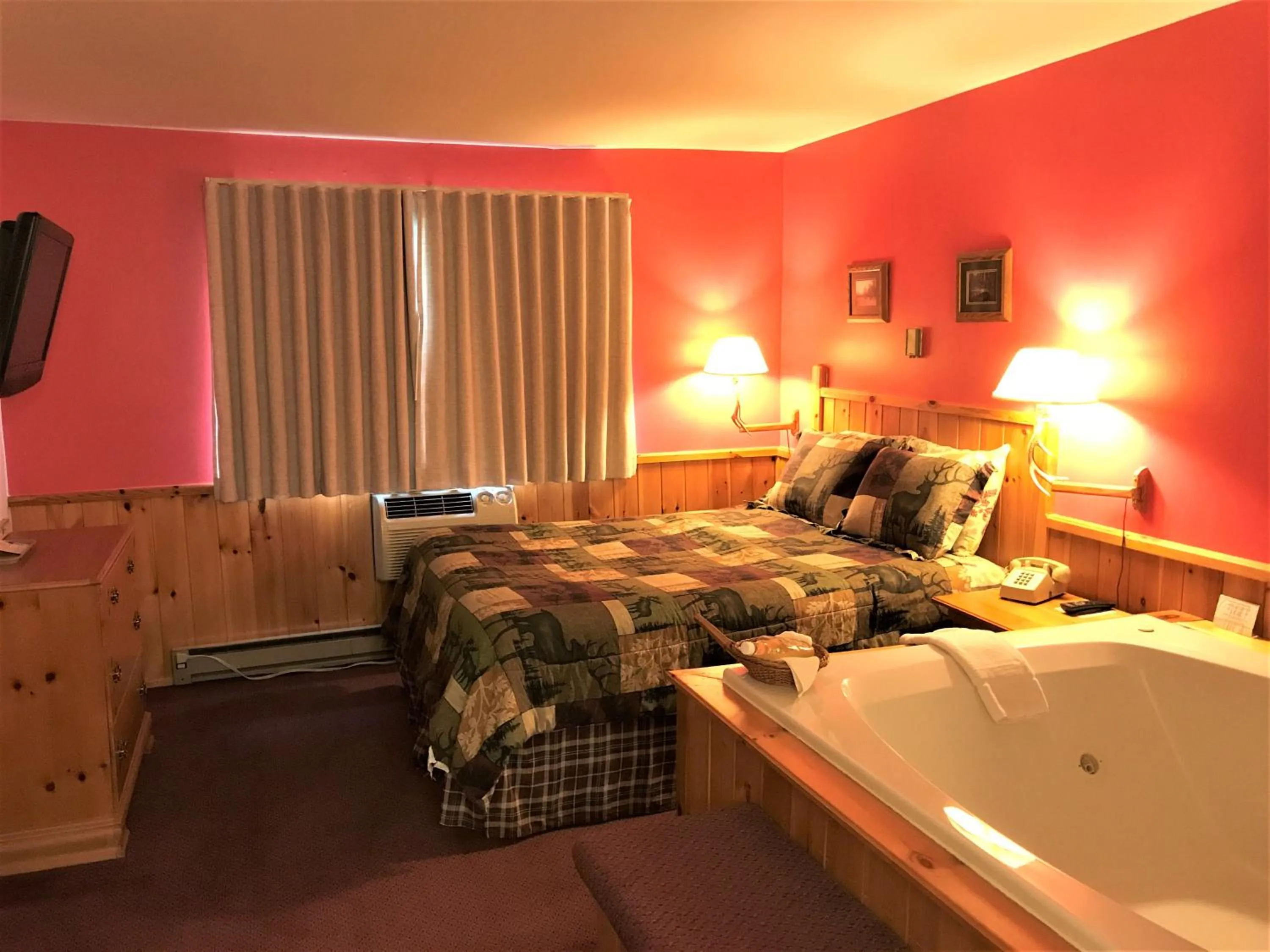 Bed in Northwoods Inn & Suites Minocqua