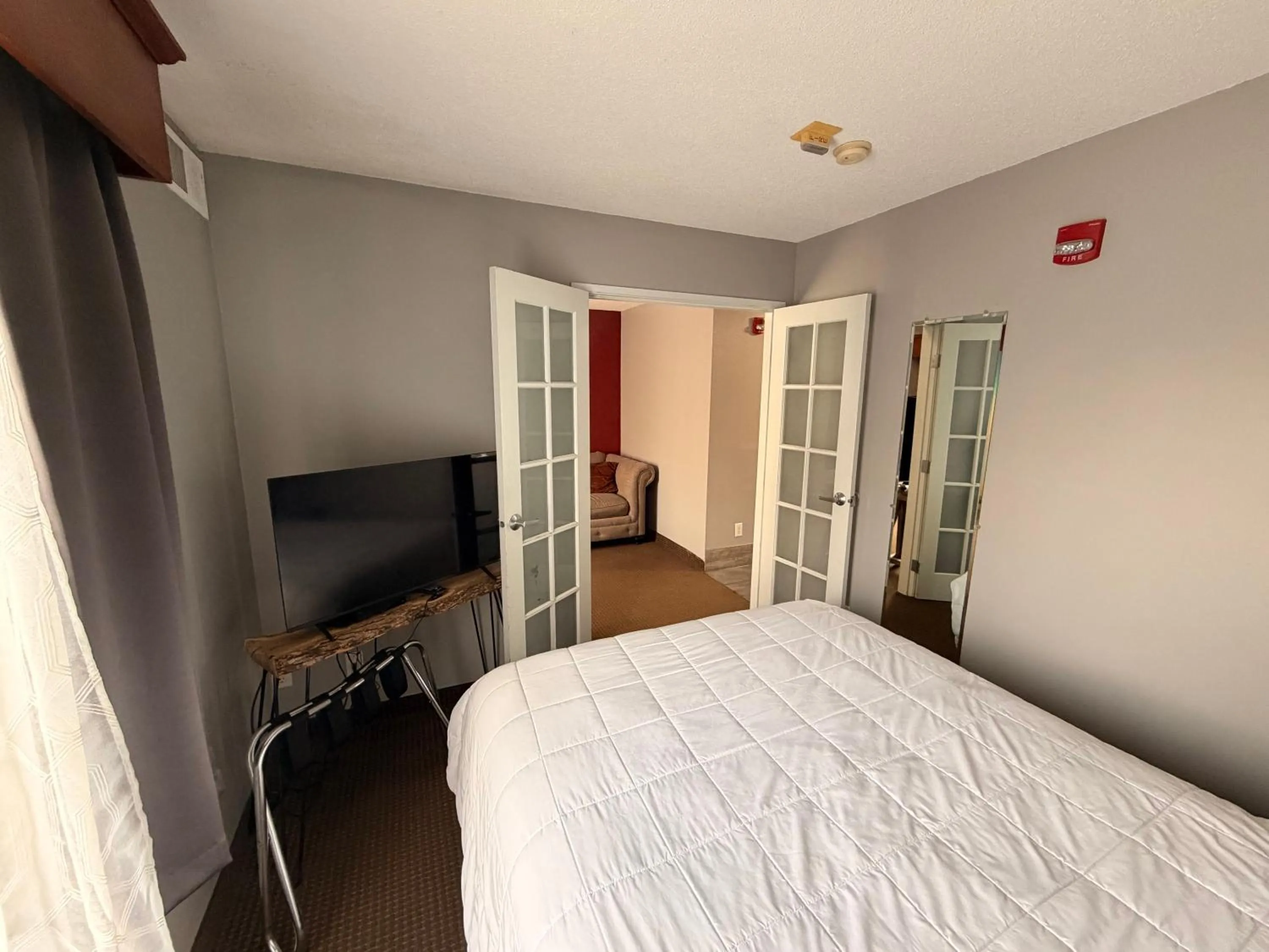 Bed in River Hills Hotel- Mankato