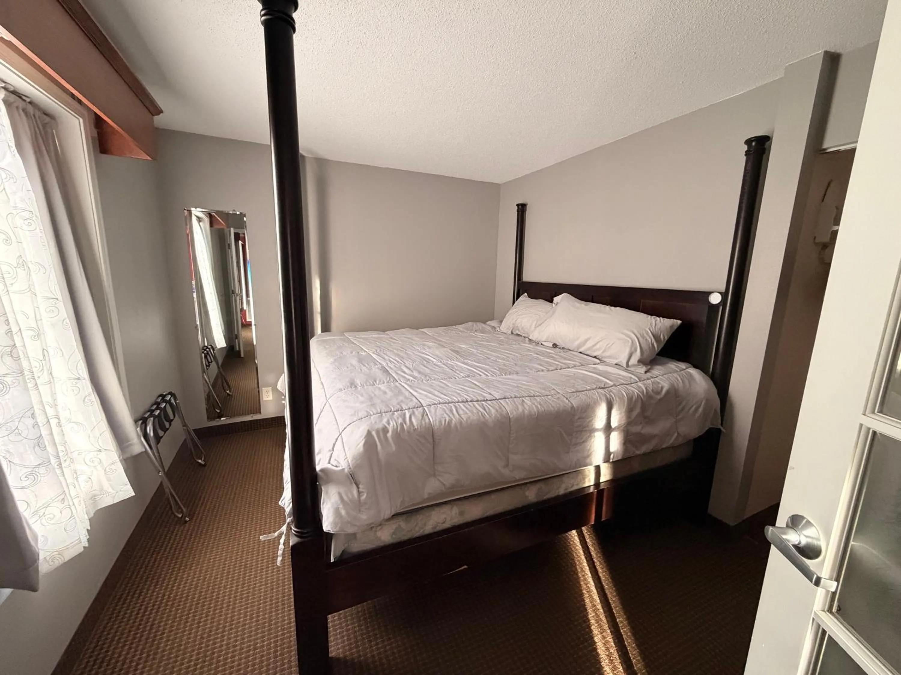 Bed in River Hills Hotel- Mankato