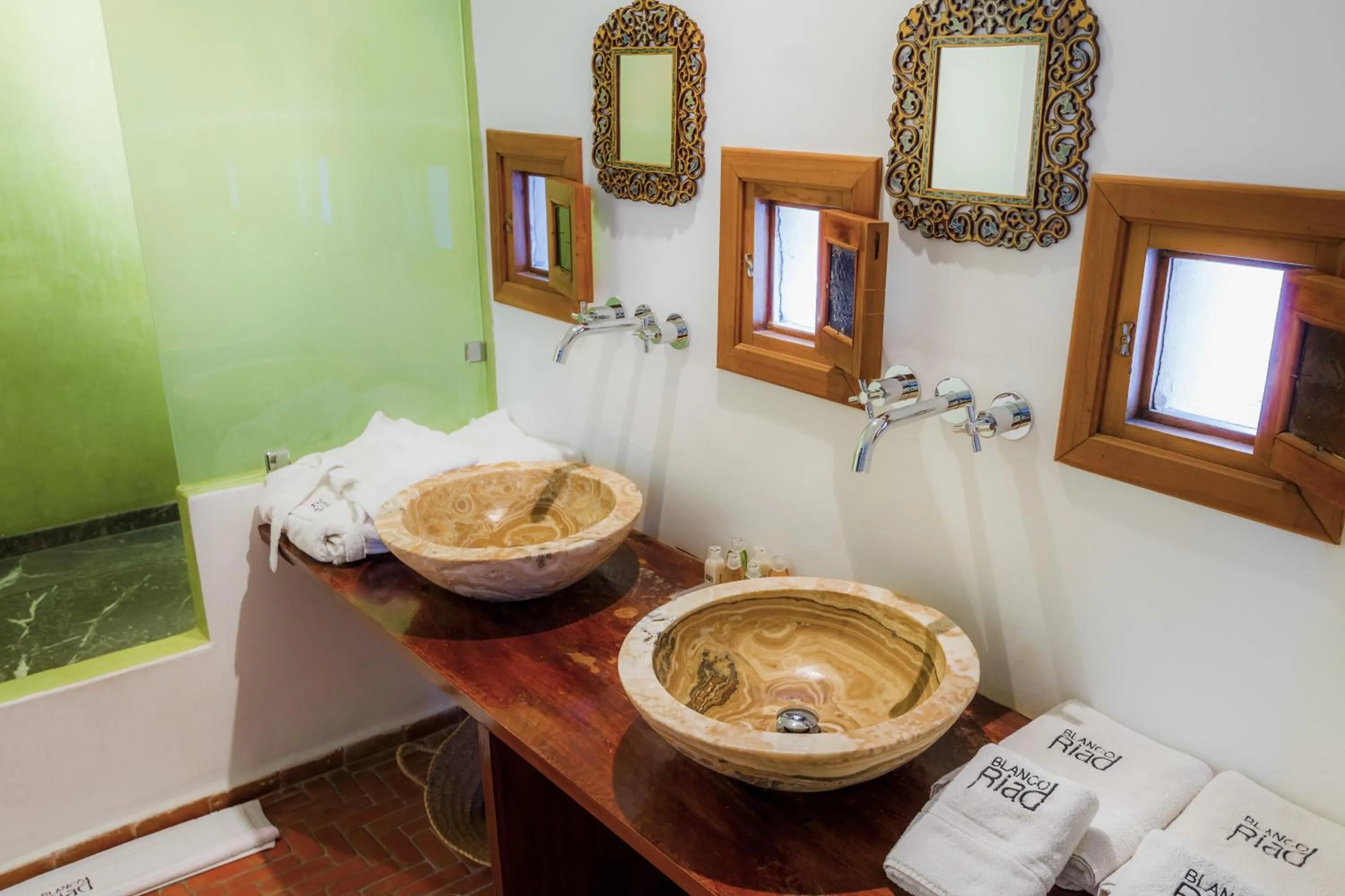 Bathroom in Hotel Blanco Riad