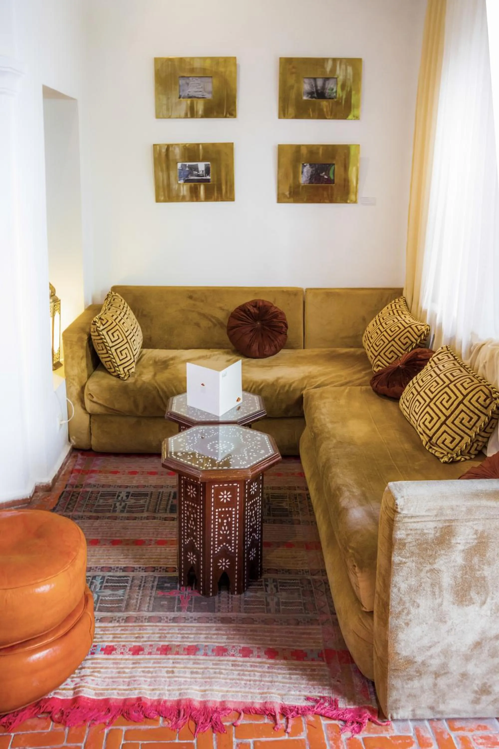 Library in Hotel Blanco Riad