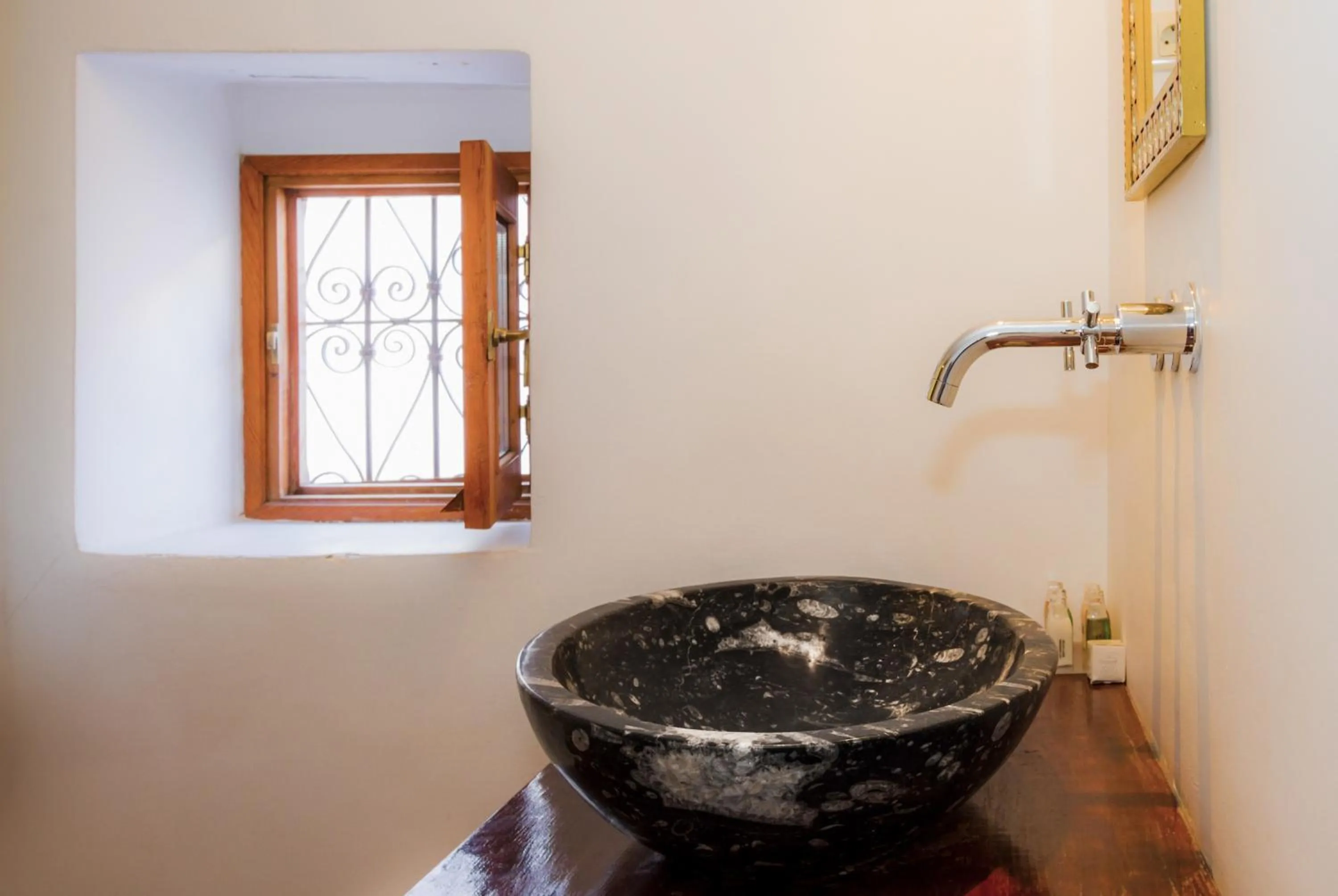 Bathroom in Hotel Blanco Riad