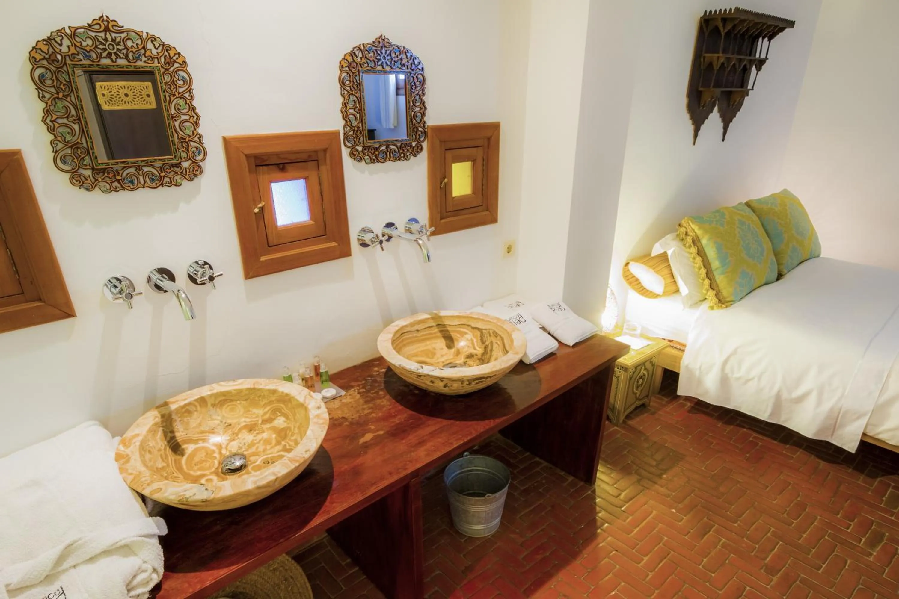 Bathroom, Bed in Hotel Blanco Riad