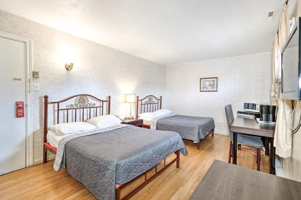 Bed in Motel Grande Ile