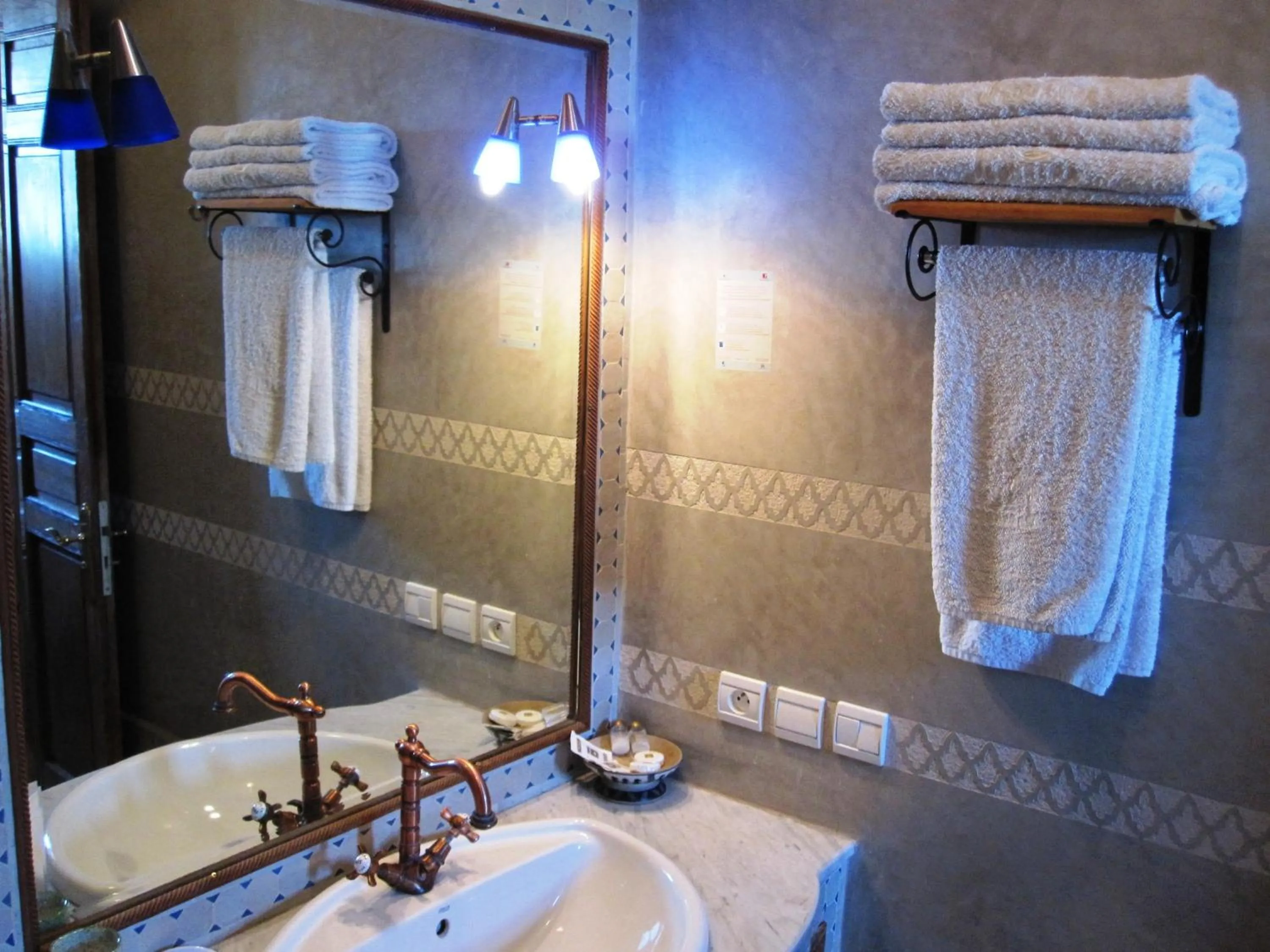 Shower in Riad Jaouhara