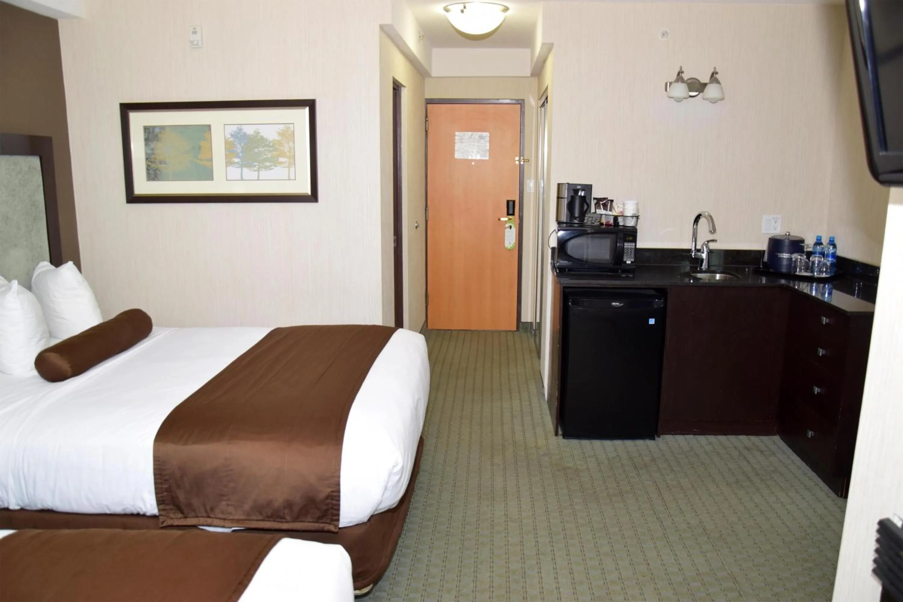 Bedroom, Bed in Coast Lethbridge Hotel & Conference Centre