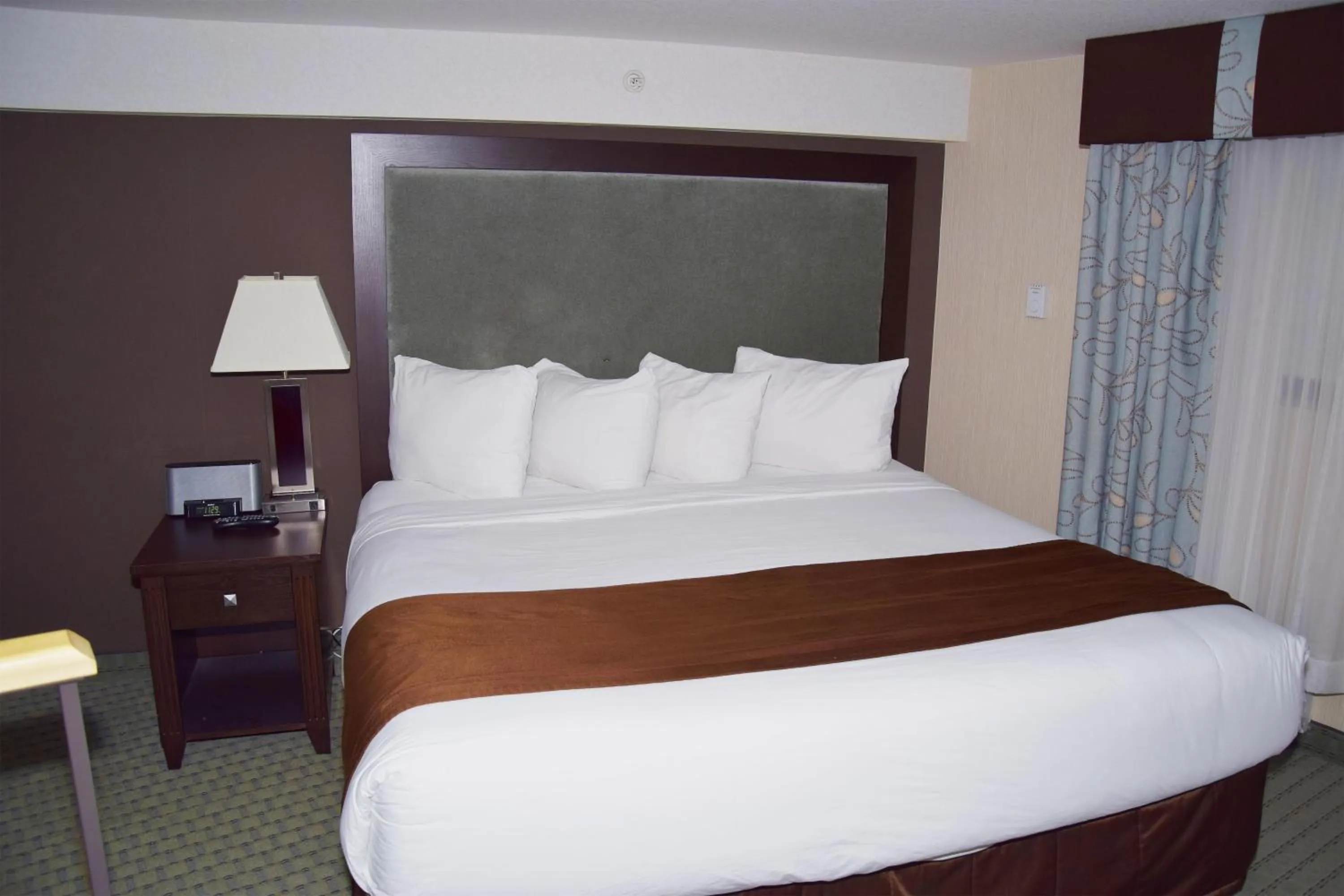 Bedroom, Bed in Coast Lethbridge Hotel & Conference Centre