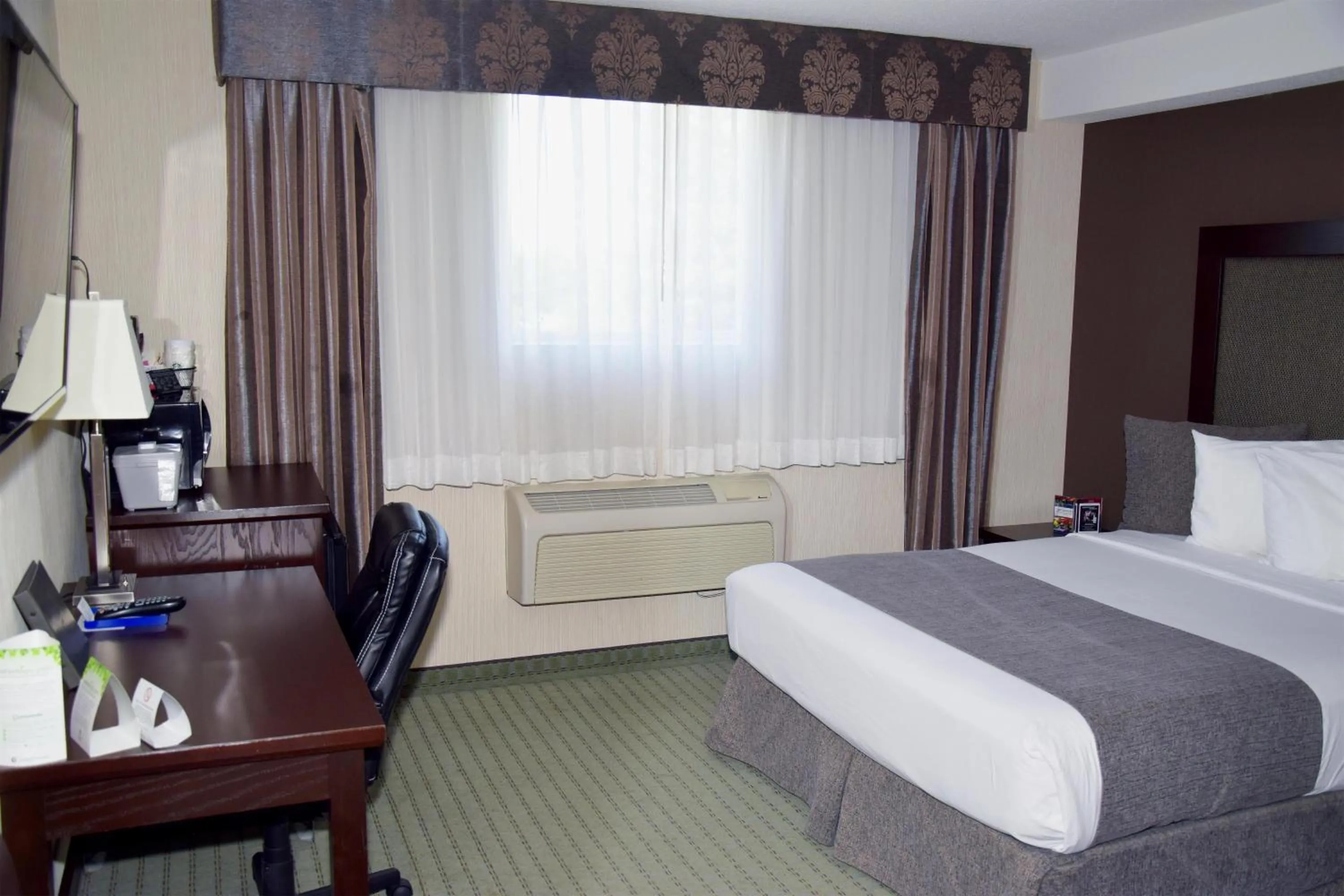Bedroom, Bed in Coast Lethbridge Hotel & Conference Centre