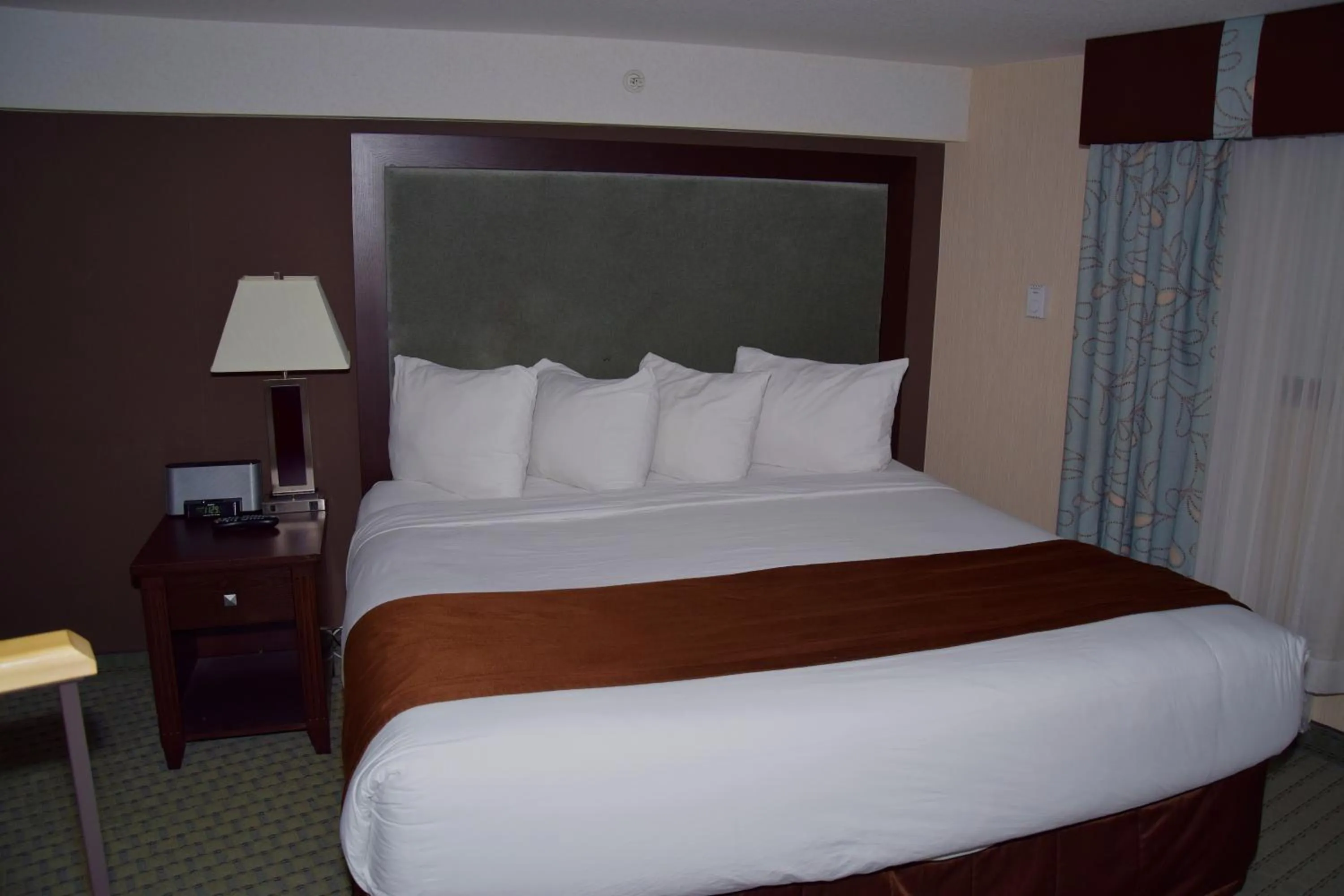 Bed in Coast Lethbridge Hotel & Conference Centre