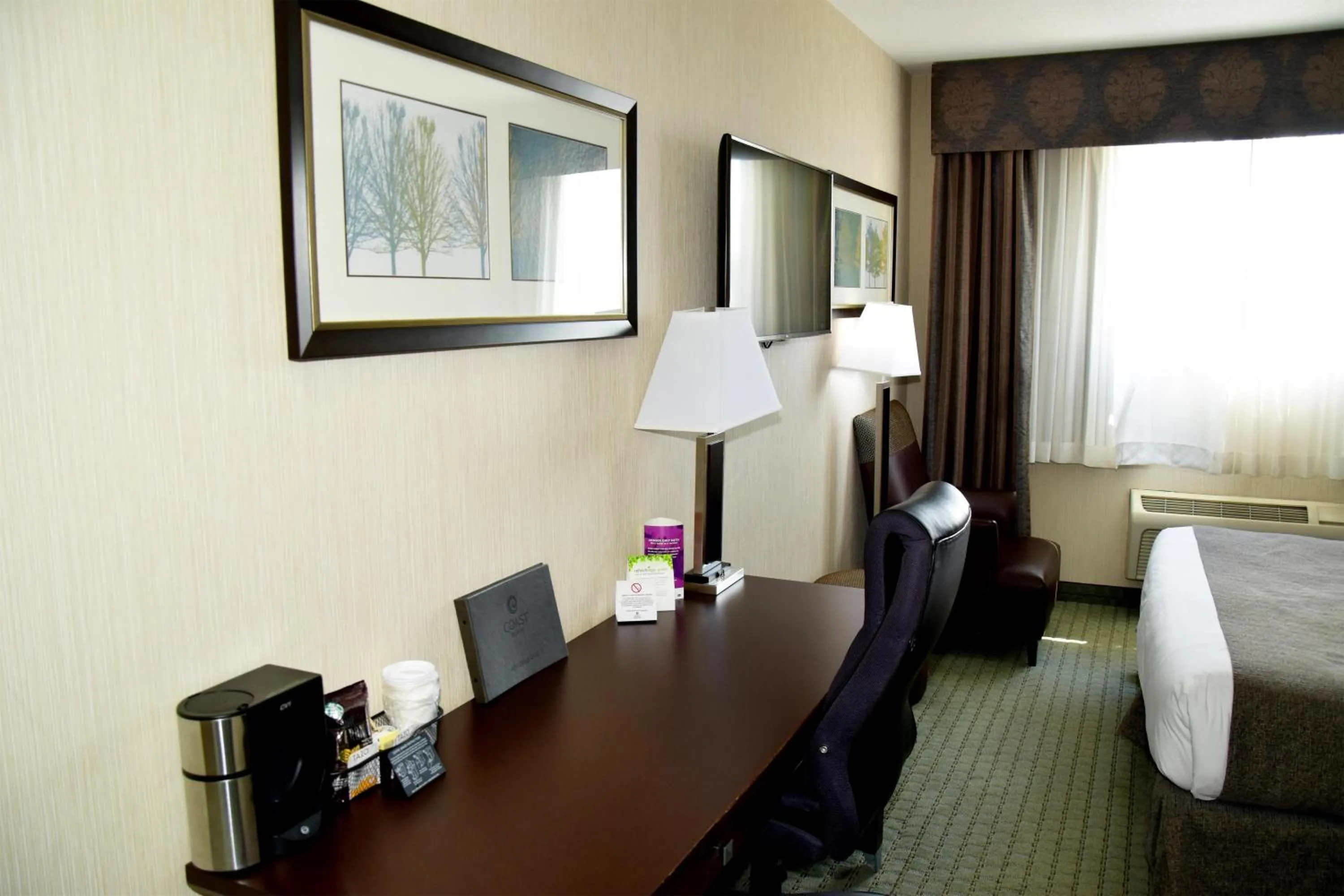 Bedroom, Bed in Coast Lethbridge Hotel & Conference Centre