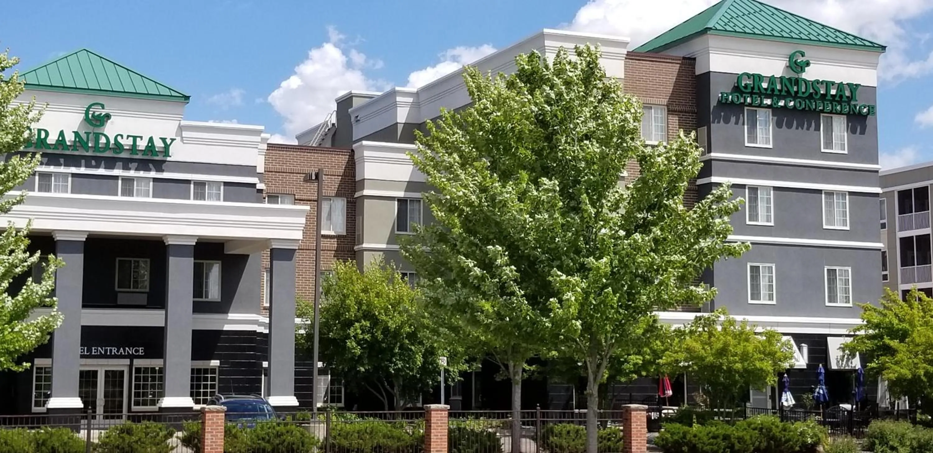 Property building in Grandstay Apple Valley