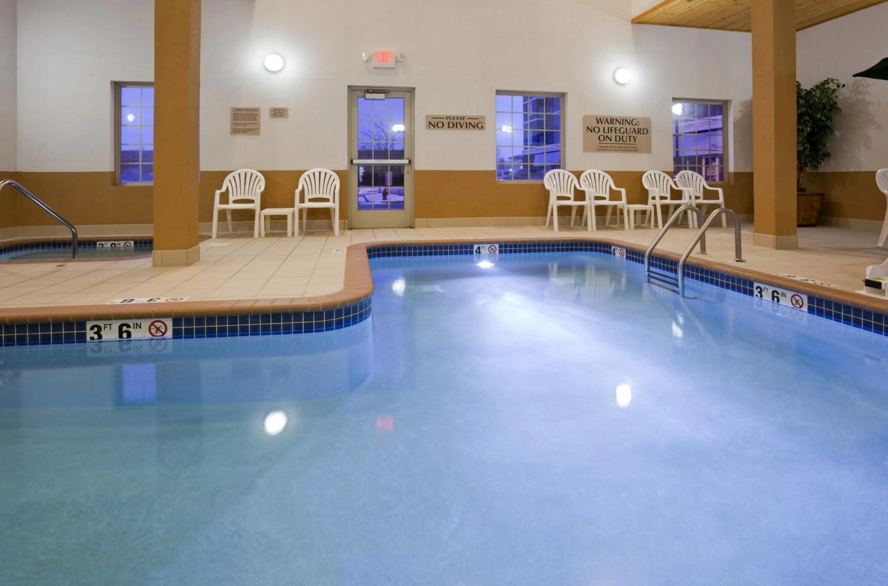 Swimming pool in Grandstay Apple Valley