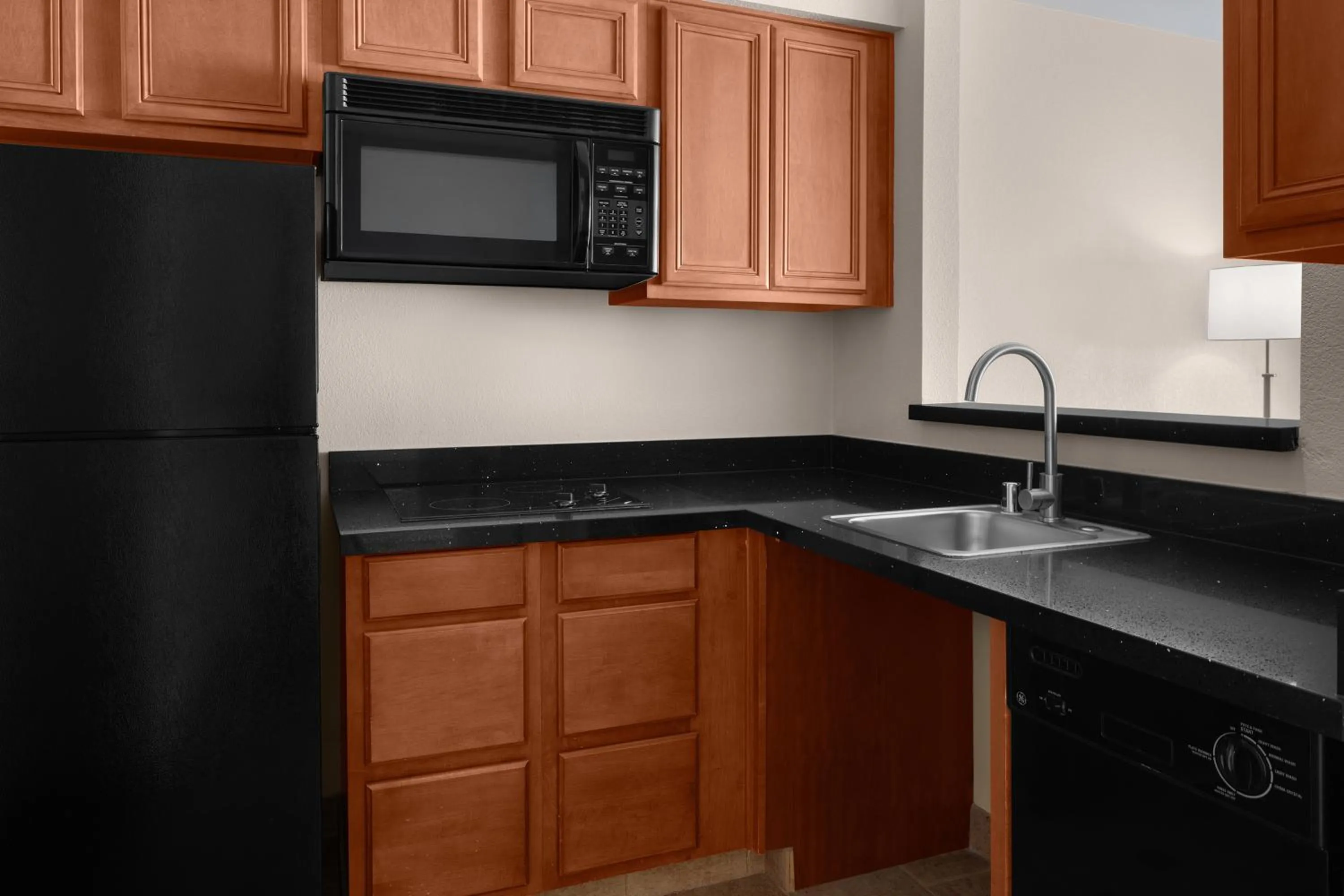 Kitchen or kitchenette in Larkspur Landing Extended Stay Suites Sunnyvale