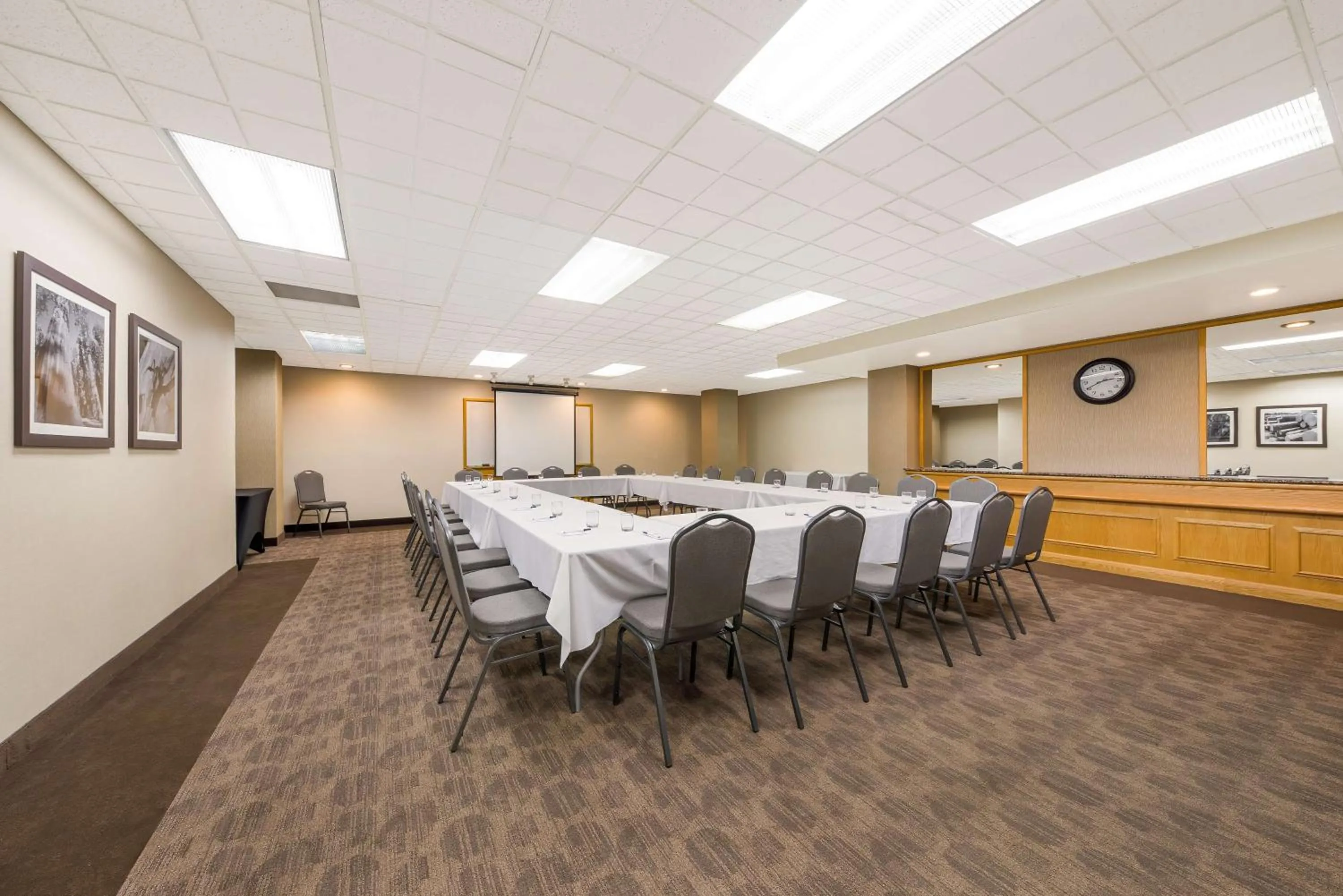 Meeting/conference room in Best Western Voyageur Place Hotel