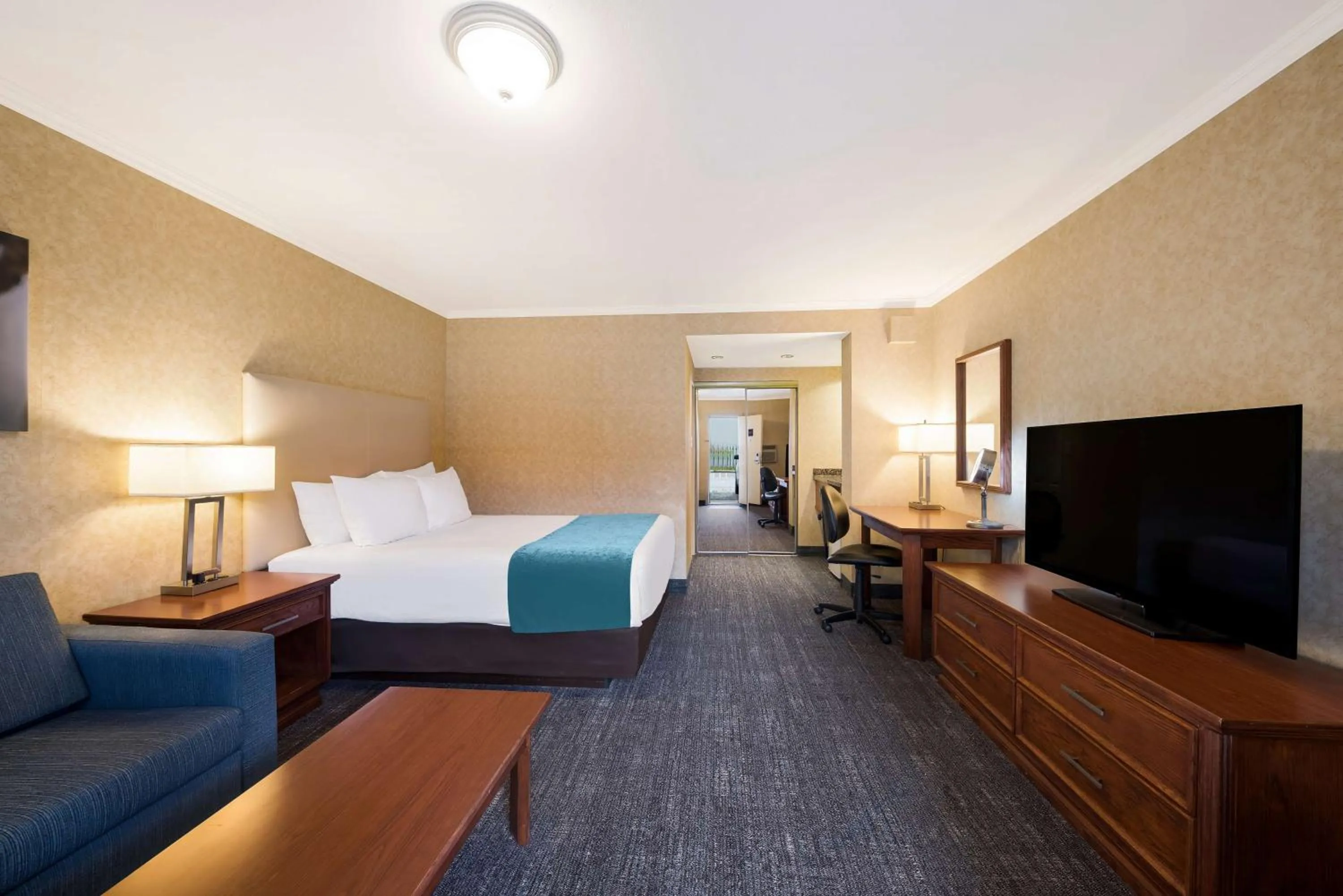 Bedroom, Bed in Best Western Voyageur Place Hotel