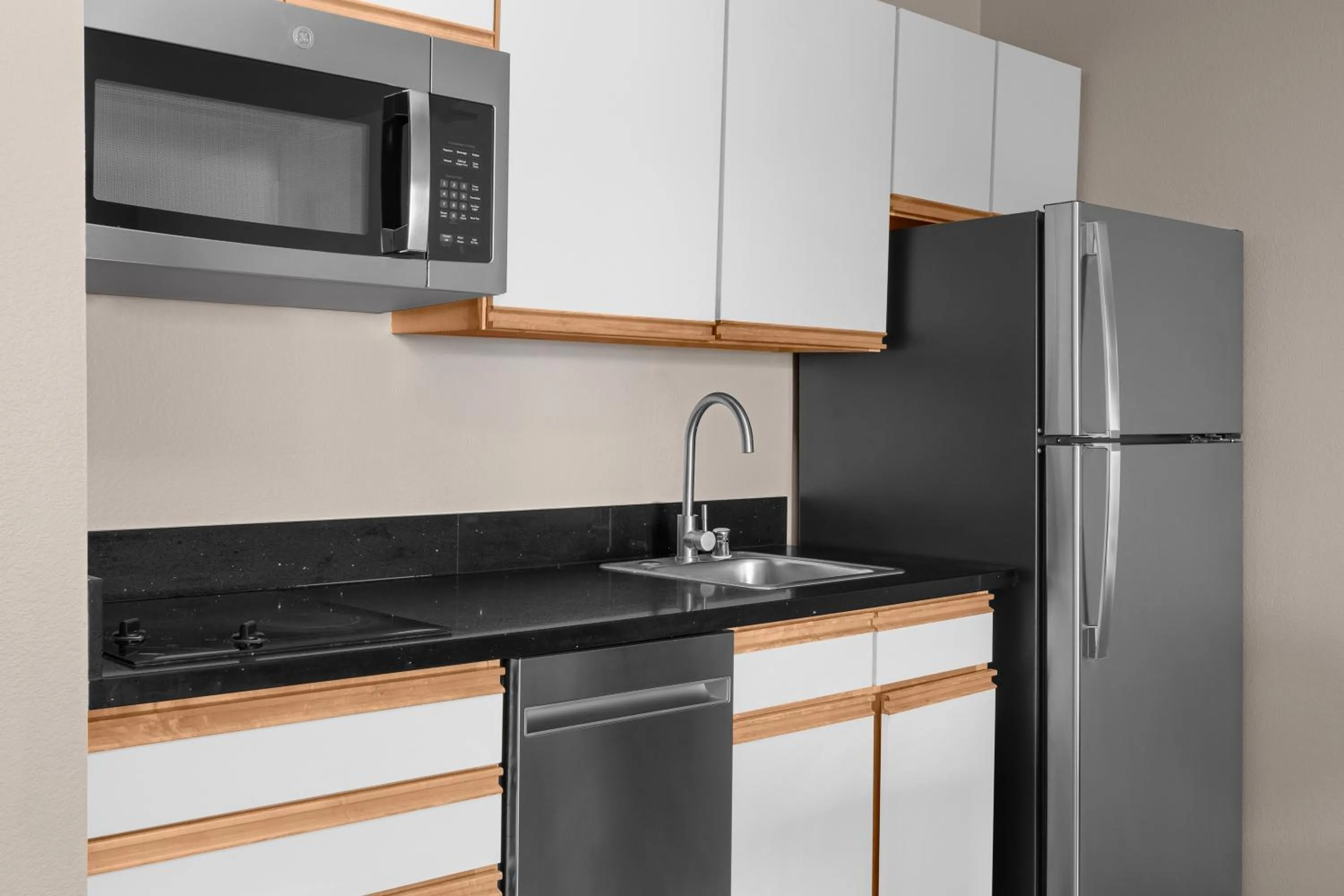 Kitchen or kitchenette in Larkspur Landing Extended Stay Suites Milpitas
