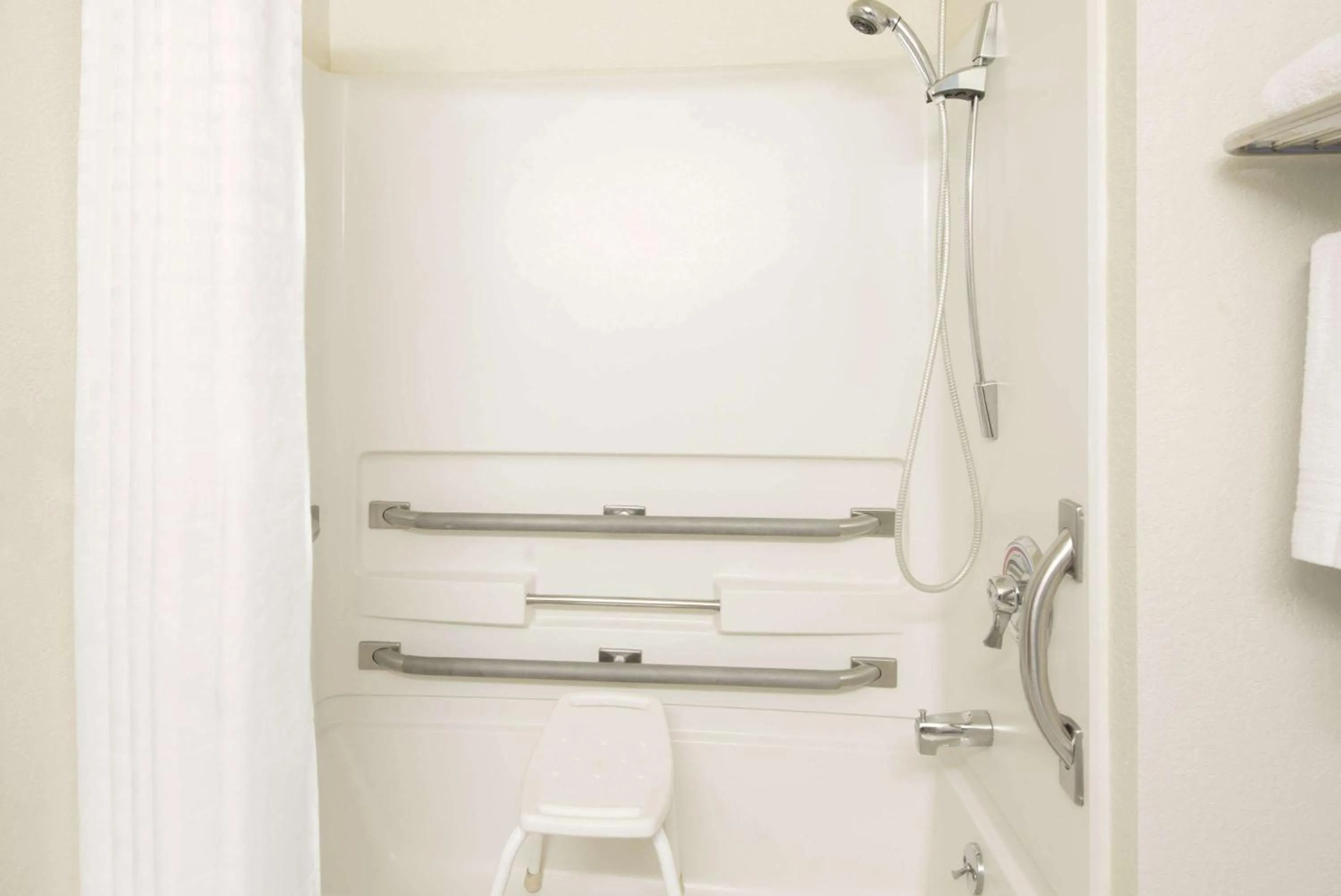 Bathroom in Super 8 by Wyndham New Castle