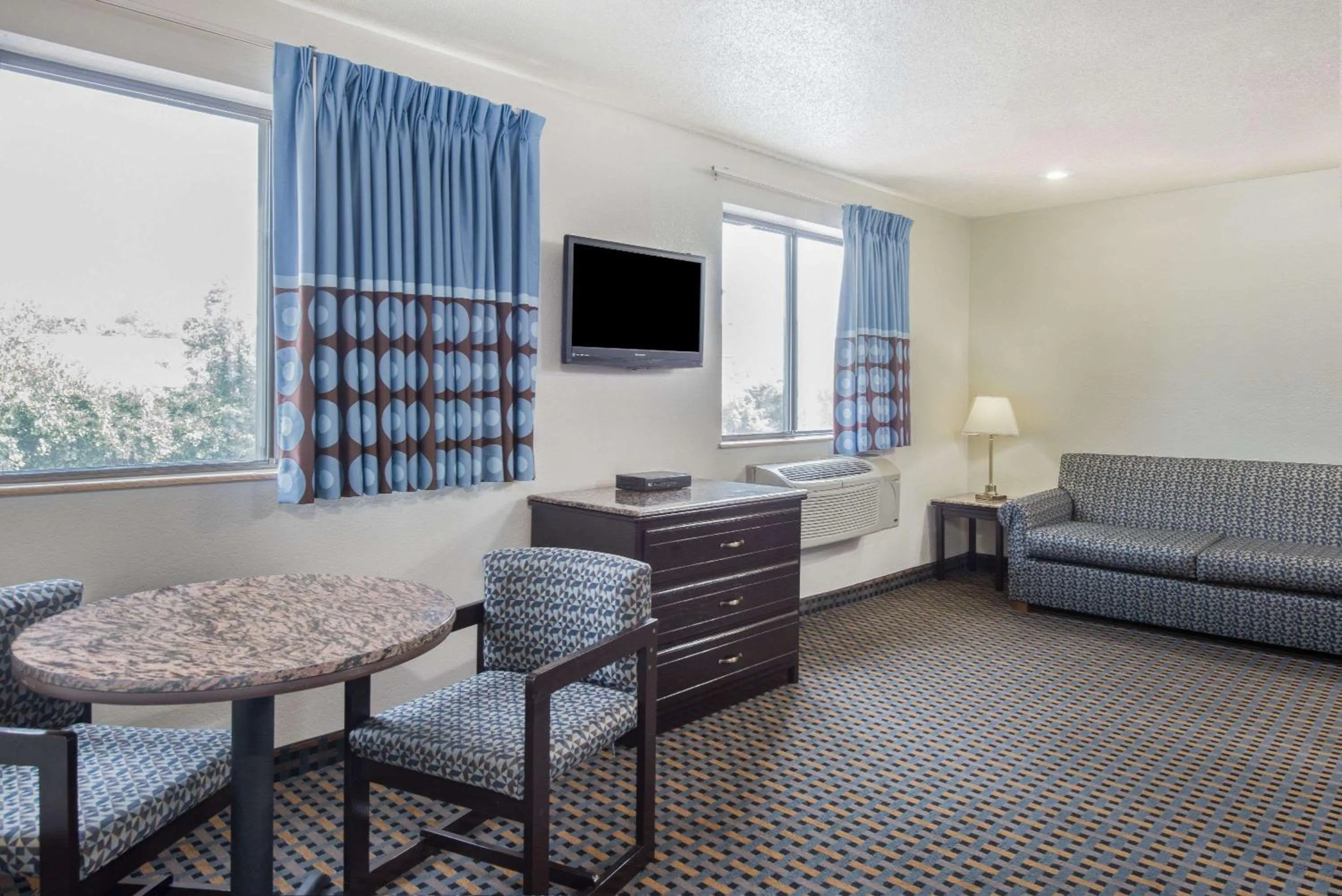 Photo of the whole room in Super 8 by Wyndham New Castle