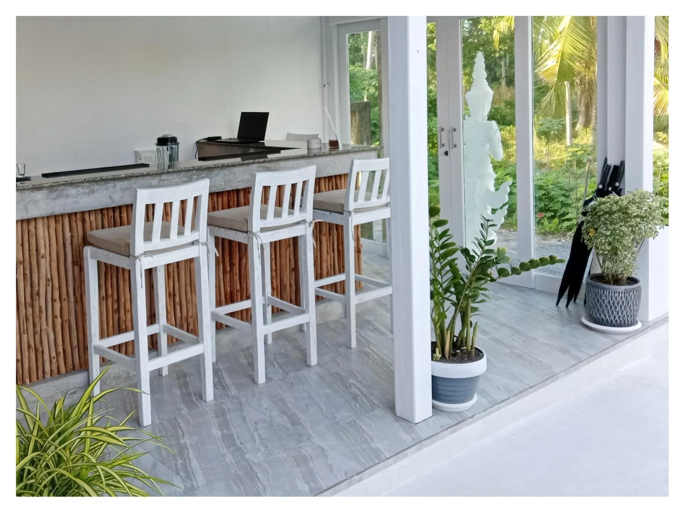 Restaurant/places to eat in Ampha Place Hotel