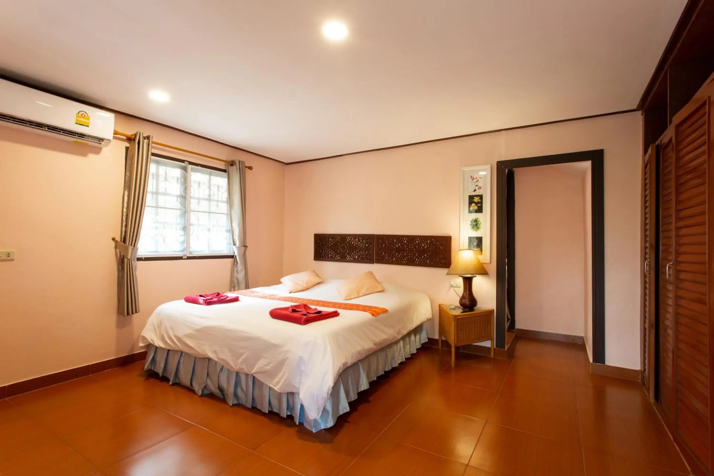 Photo of the whole room, Bed in Harry's Bungalows Photo of the whole room, Bed in Harry's Bungalows