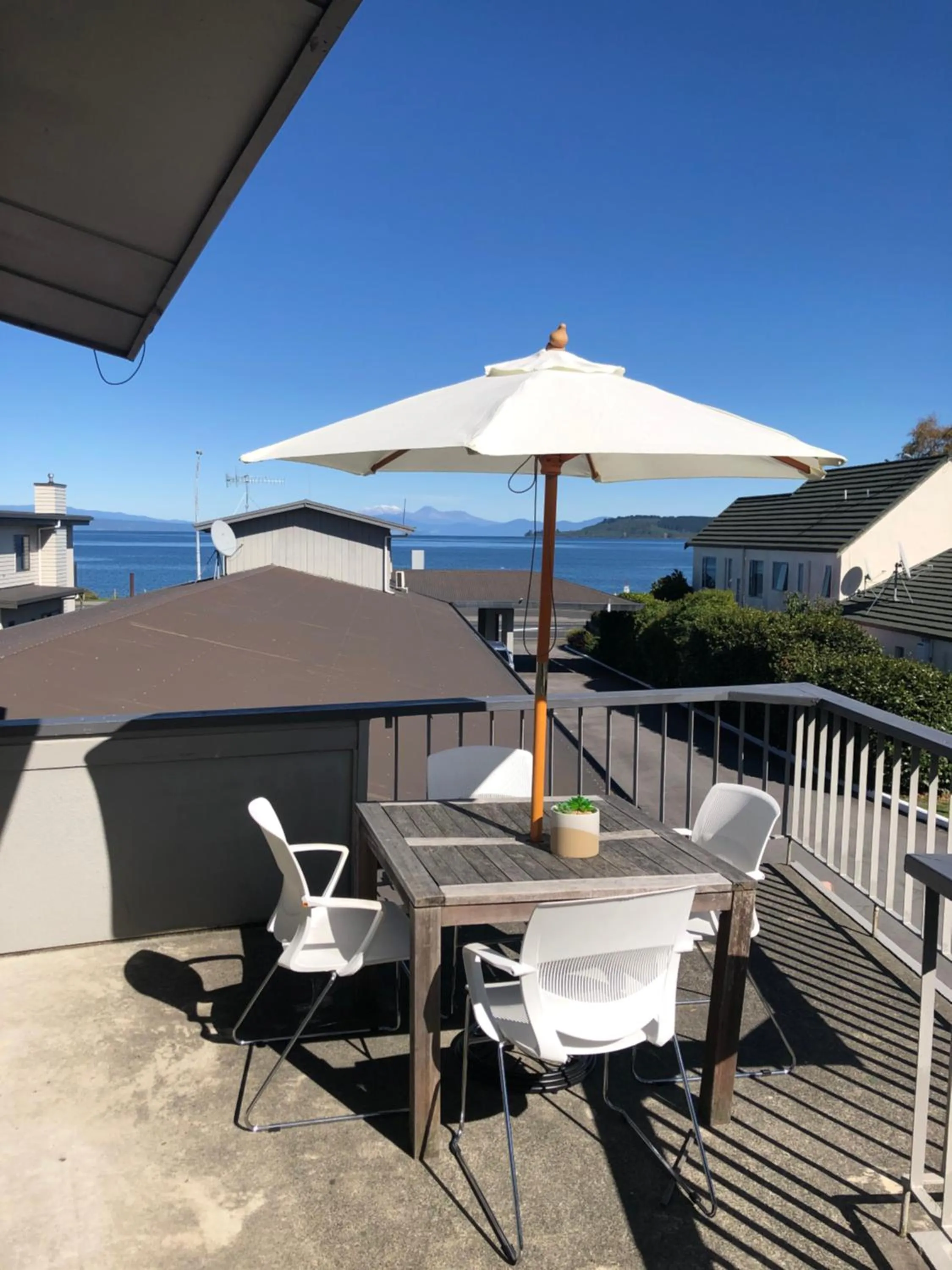 Balcony/Terrace in Absolute Lake View Motel