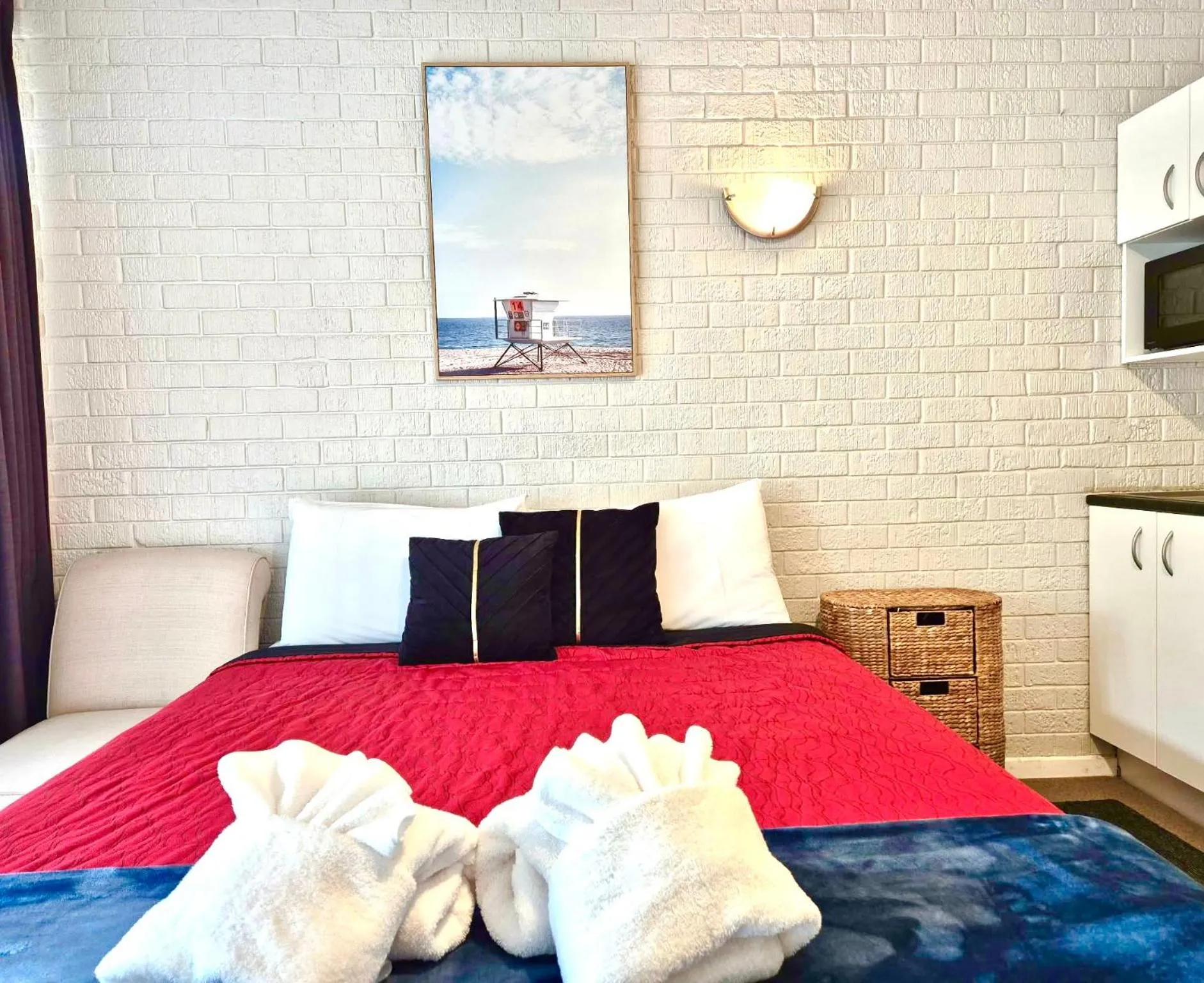 Bed in Absolute Lake View Motel