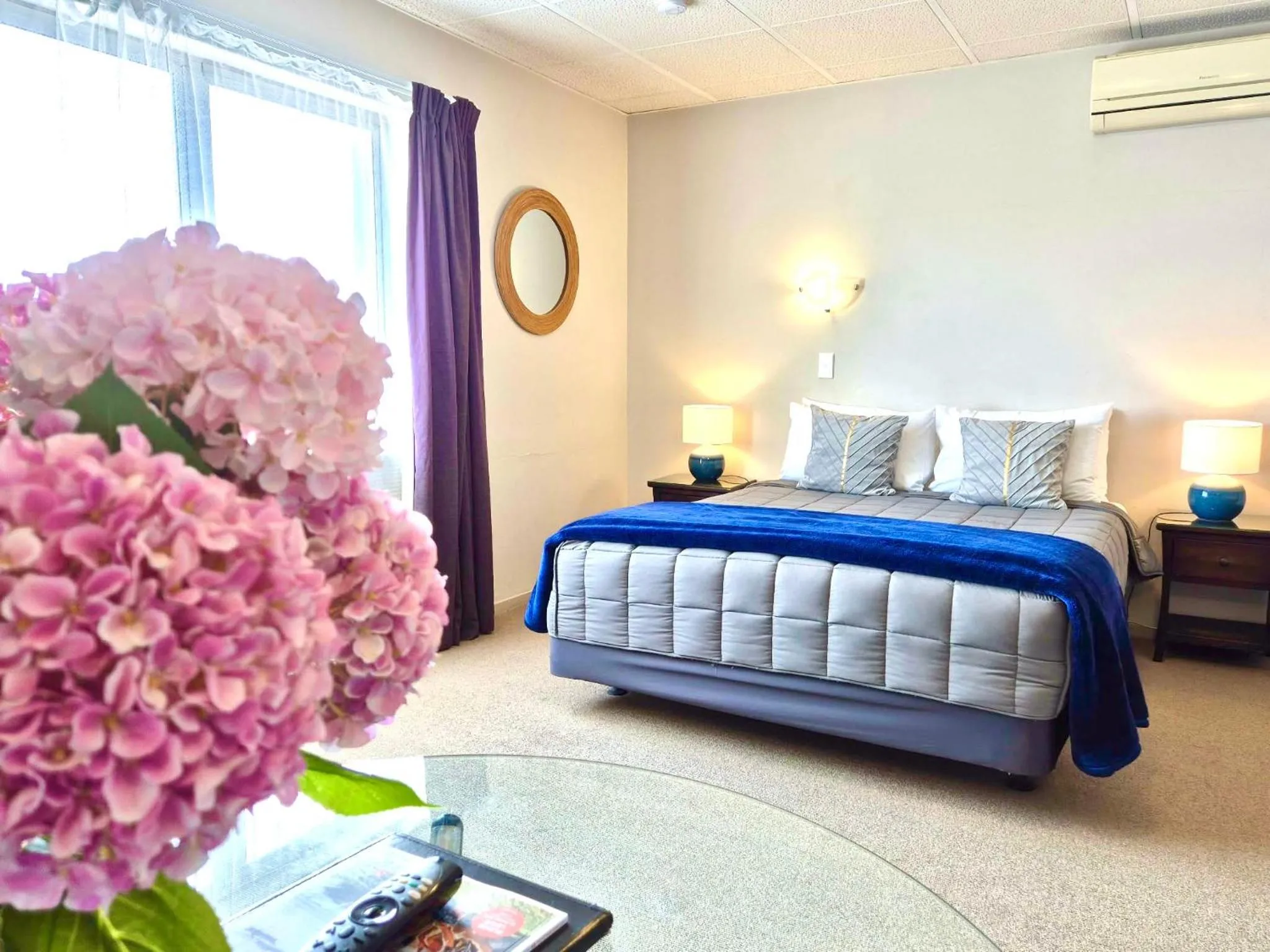 Bed in Absolute Lake View Motel