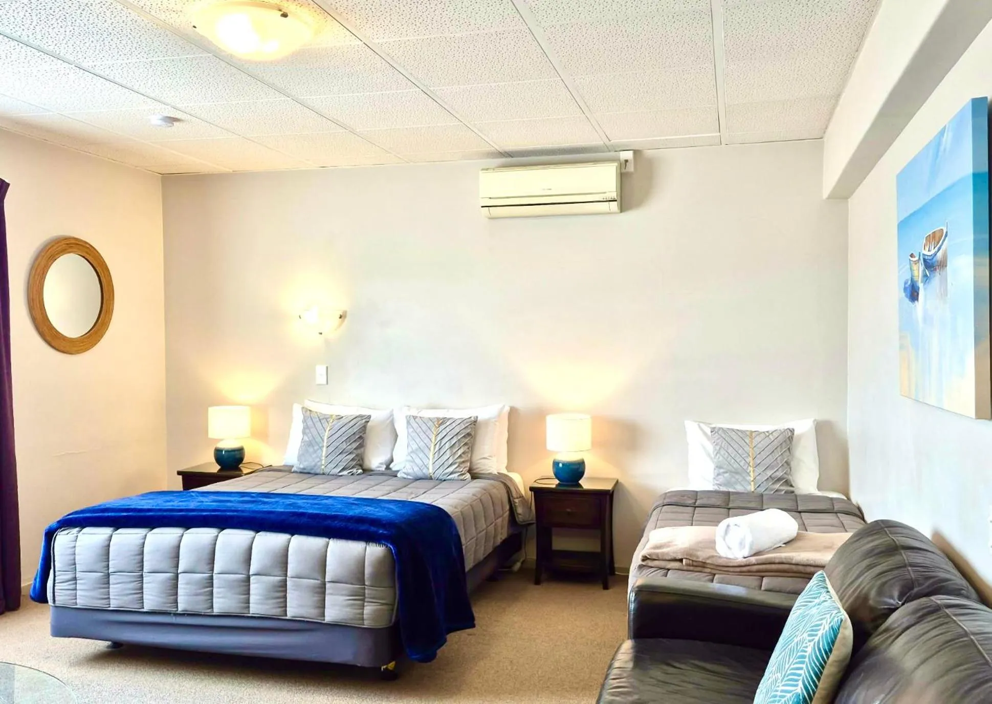 Bed in Absolute Lake View Motel