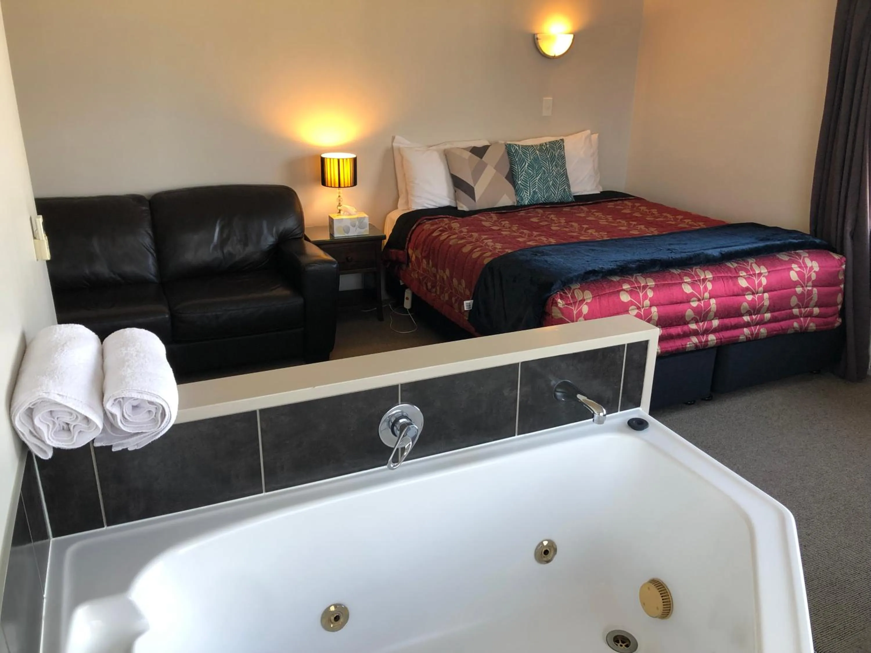 Deluxe Studio with Spa Bath in Absolute Lake View Motel