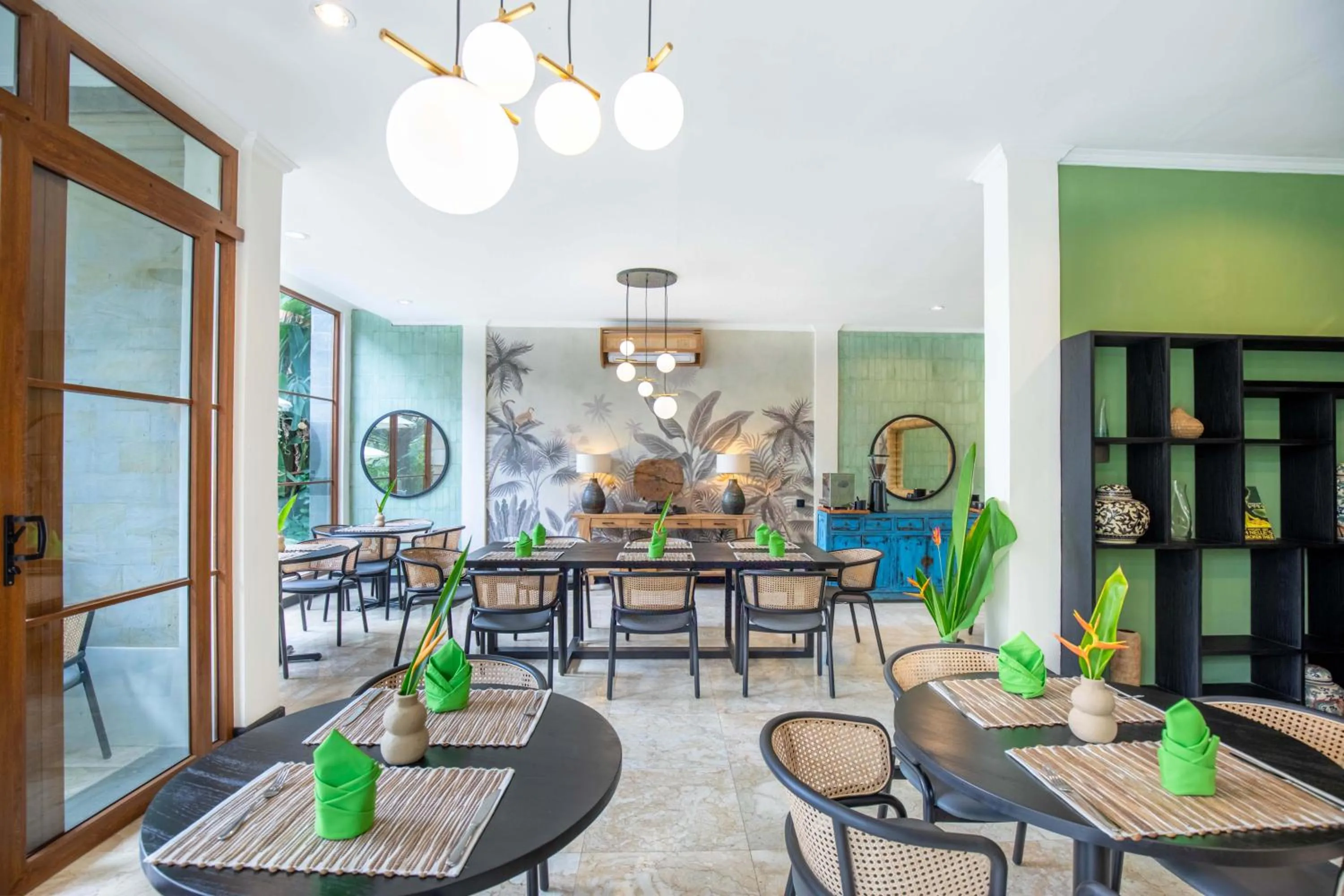 Restaurant/places to eat in Suara Air Luxury Villa Ubud