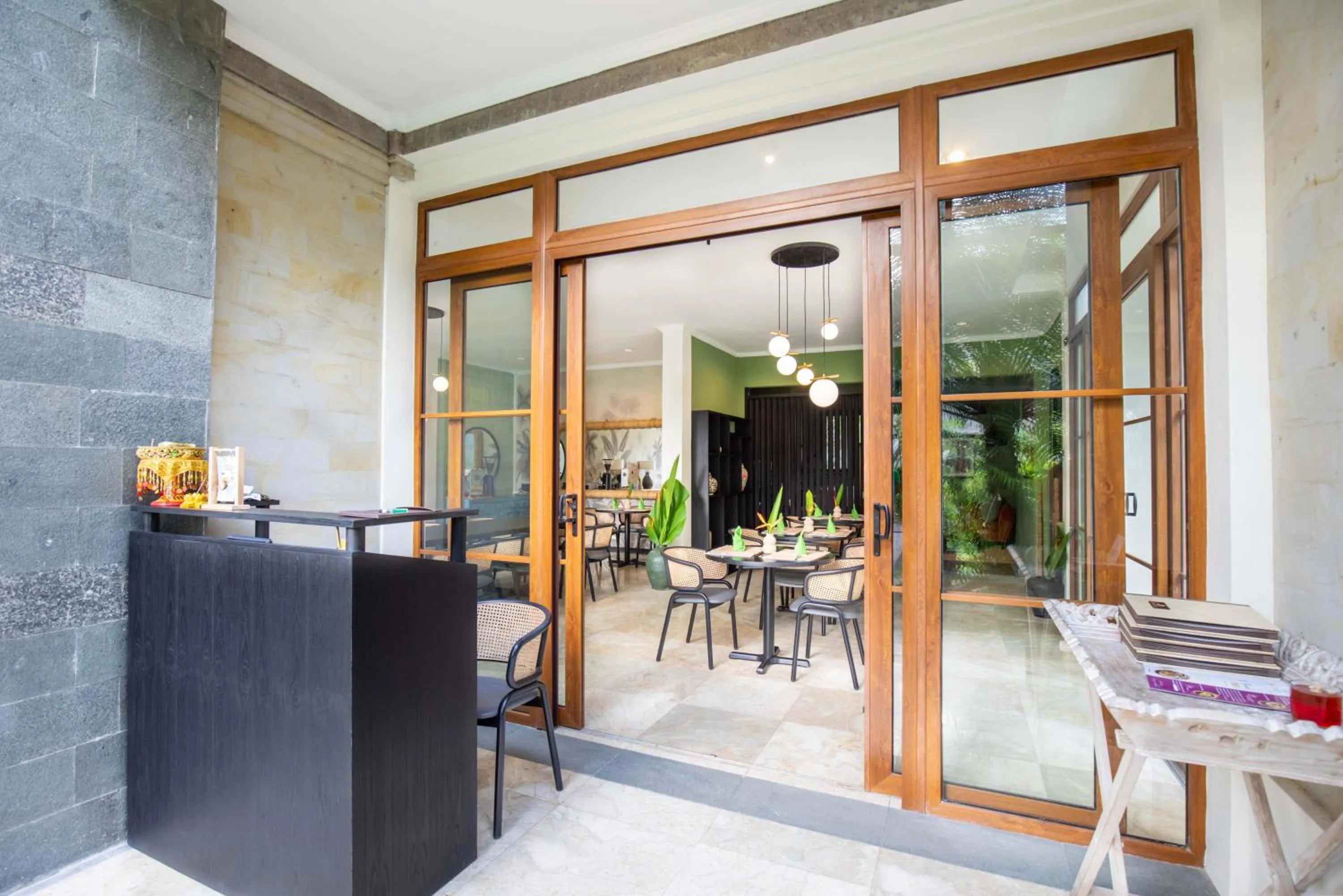 Restaurant/places to eat in Suara Air Luxury Villa Ubud