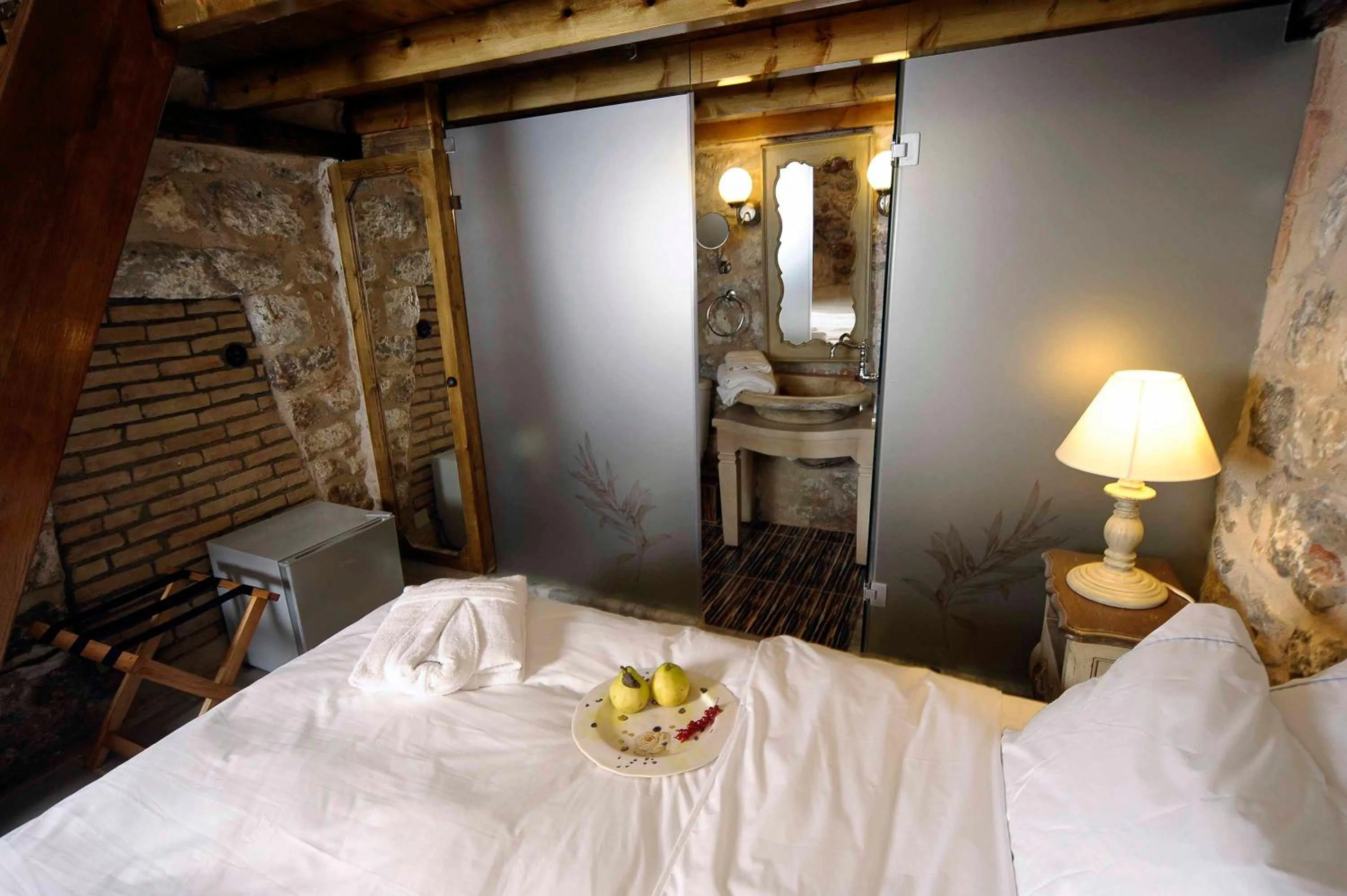 Bathroom, Bed in Citta dei Nicliani