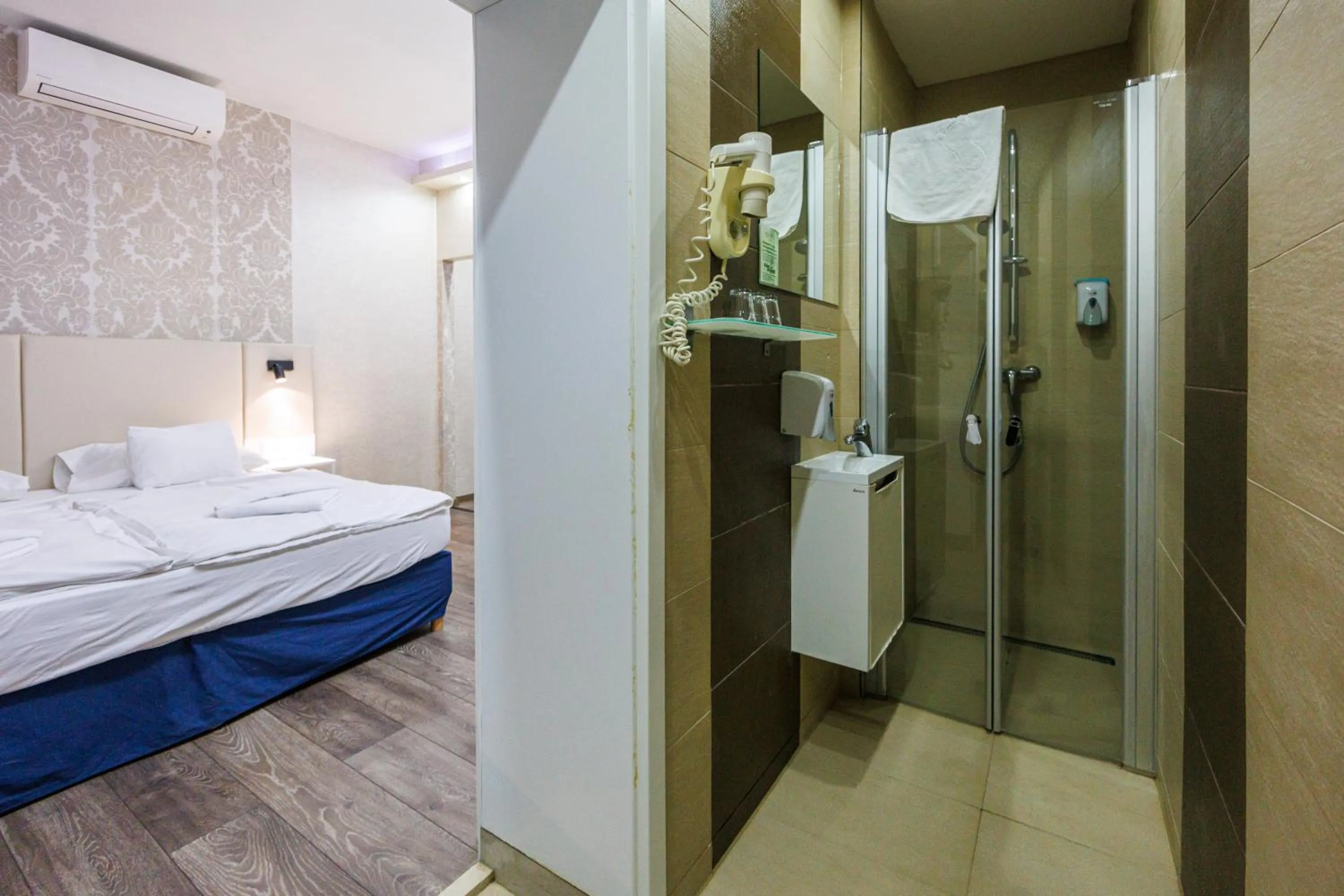 Photo of the whole room, Bed in Bástya Konferencia és Wellness Hotel