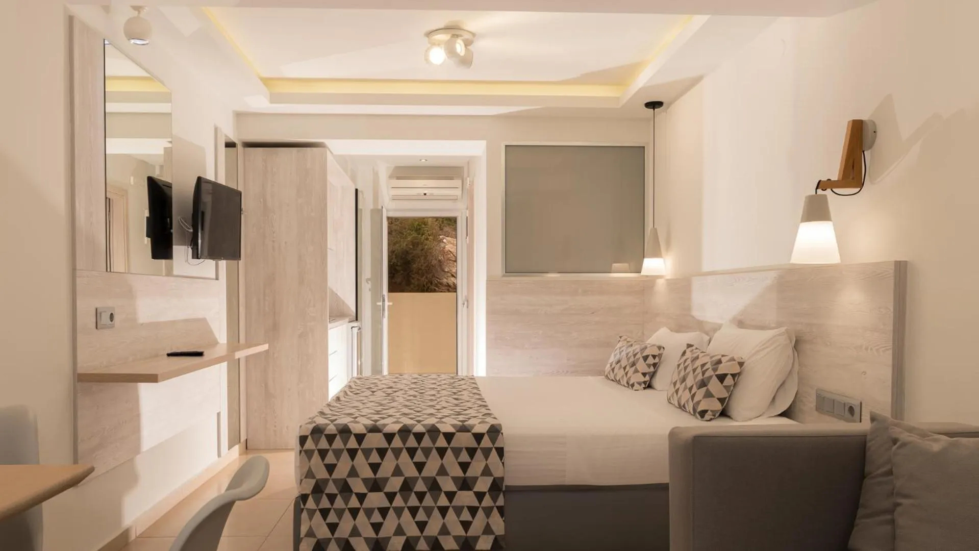 TV and multimedia, Bed in Elpis Studio Apartments