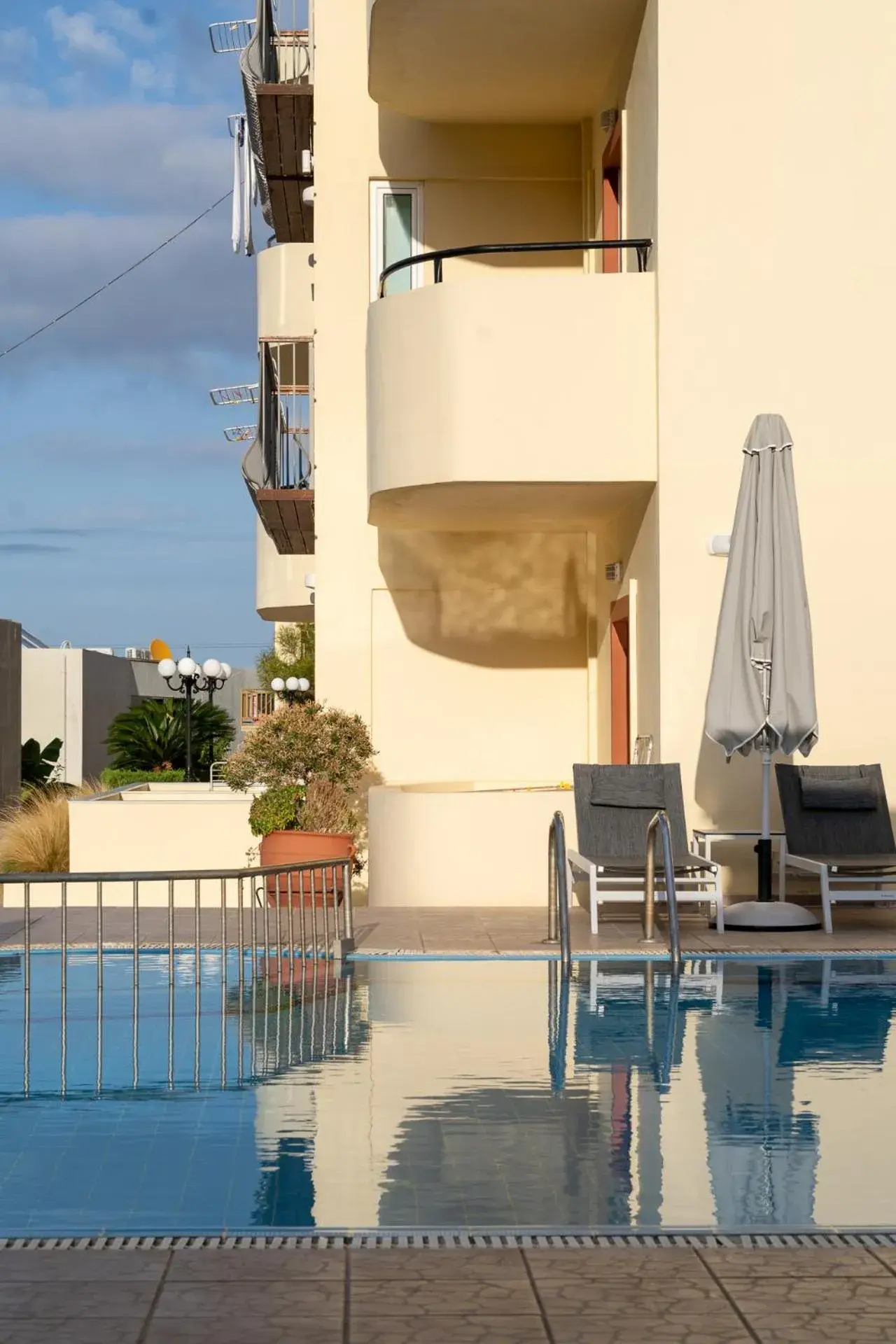 Property building in Elpis Studio Apartments Property building in Elpis Studio Apartments