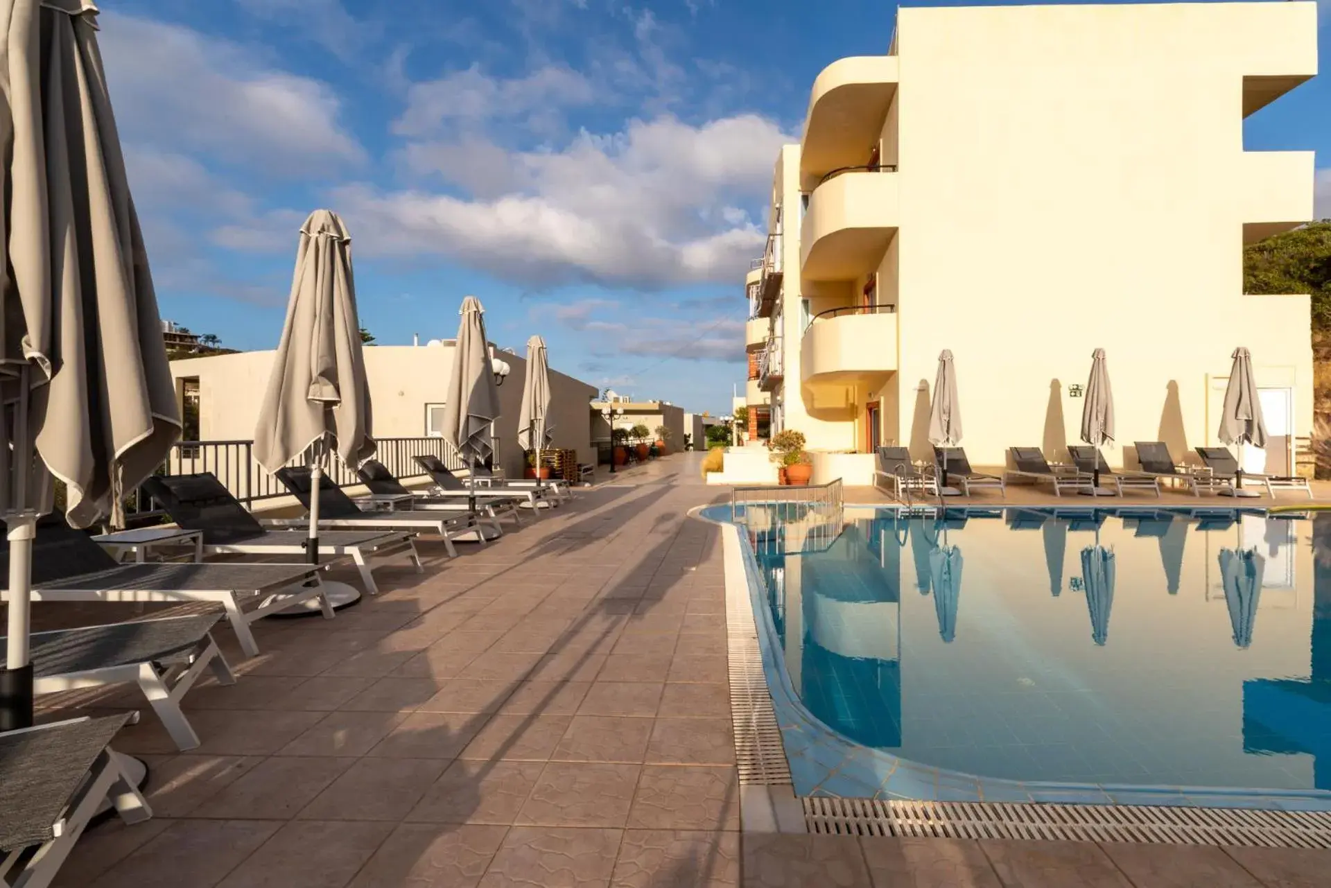 Property building in Elpis Studio Apartments Property building in Elpis Studio Apartments