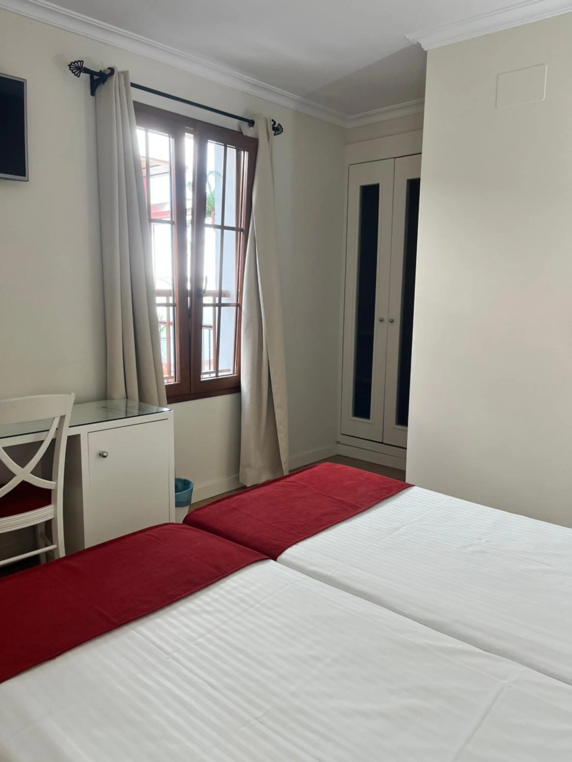 Photo of the whole room, Bed in Hostal Al-Andalus