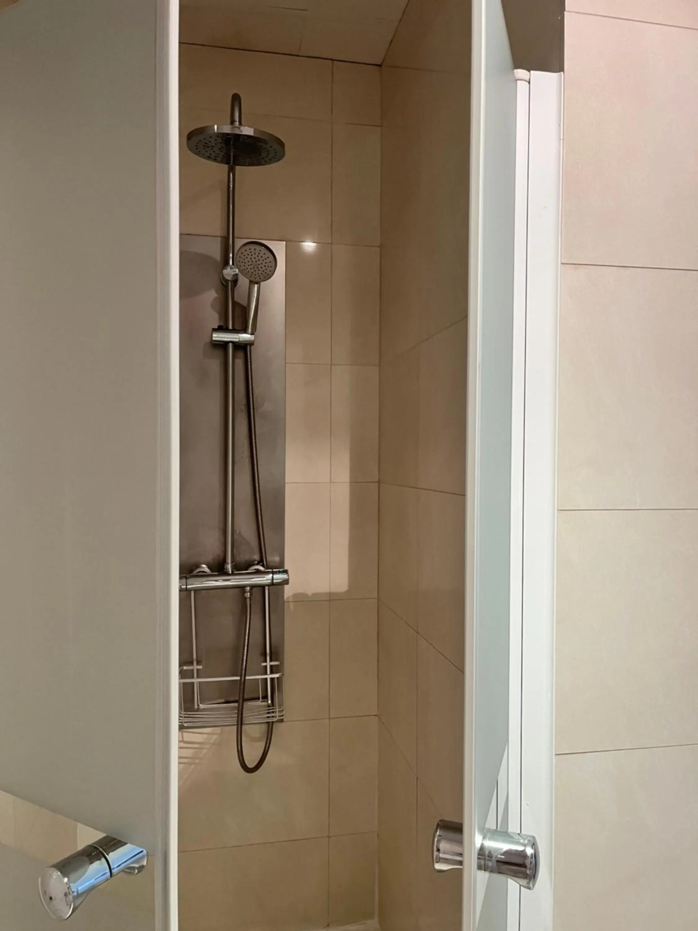 Shower in Hostal Al-Andalus