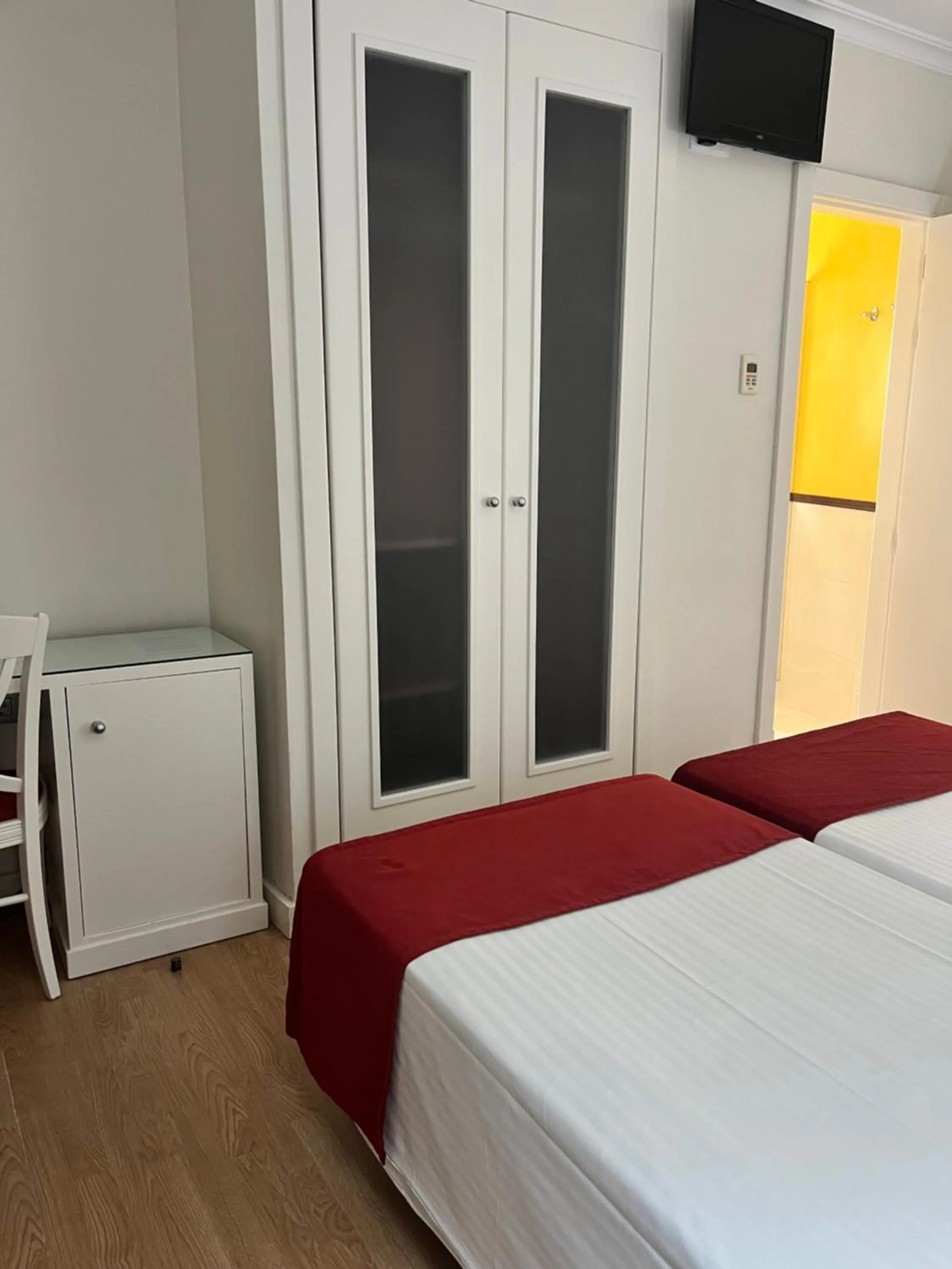 Photo of the whole room, Bed in Hostal Al-Andalus