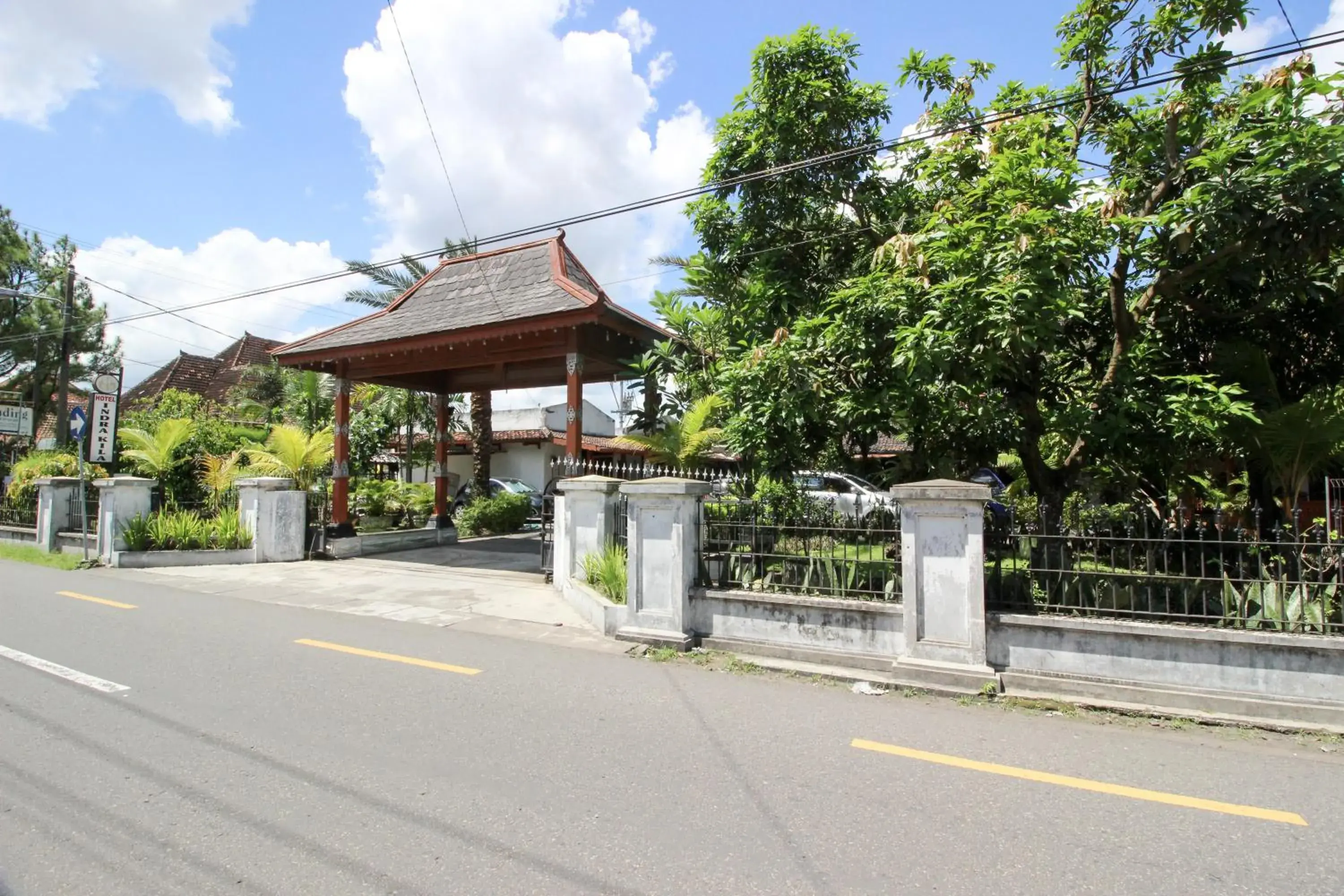 Property building in RedDoorz Plus near Alun Alun Selatan 2 Property building in RedDoorz Plus near Alun Alun Selatan 2