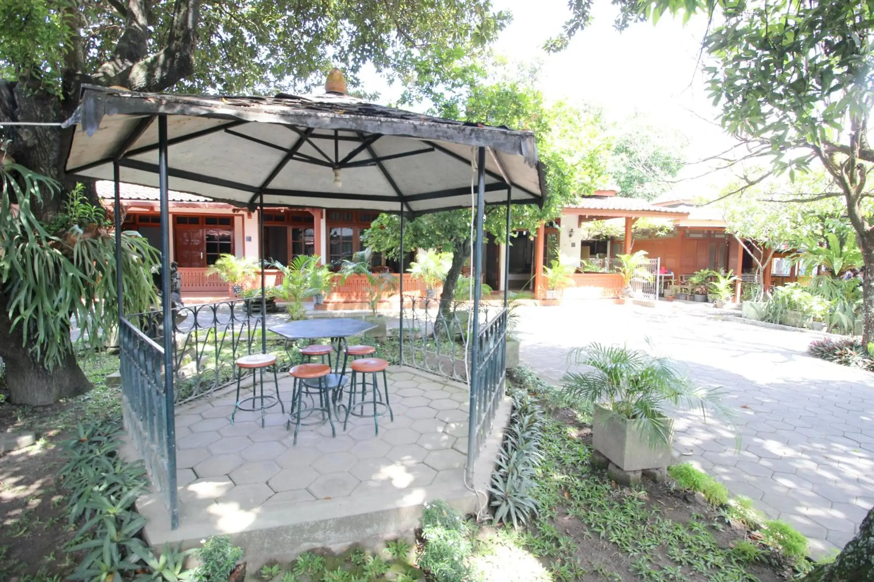 Property building in RedDoorz Plus near Alun Alun Selatan 2 Property building in RedDoorz Plus near Alun Alun Selatan 2