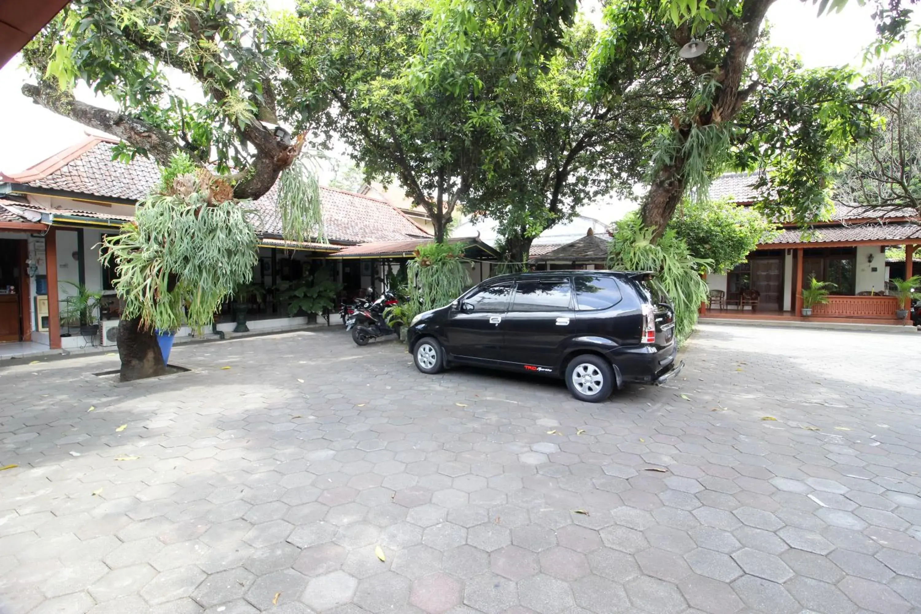 Property building in RedDoorz Plus near Alun Alun Selatan 2 Property building in RedDoorz Plus near Alun Alun Selatan 2