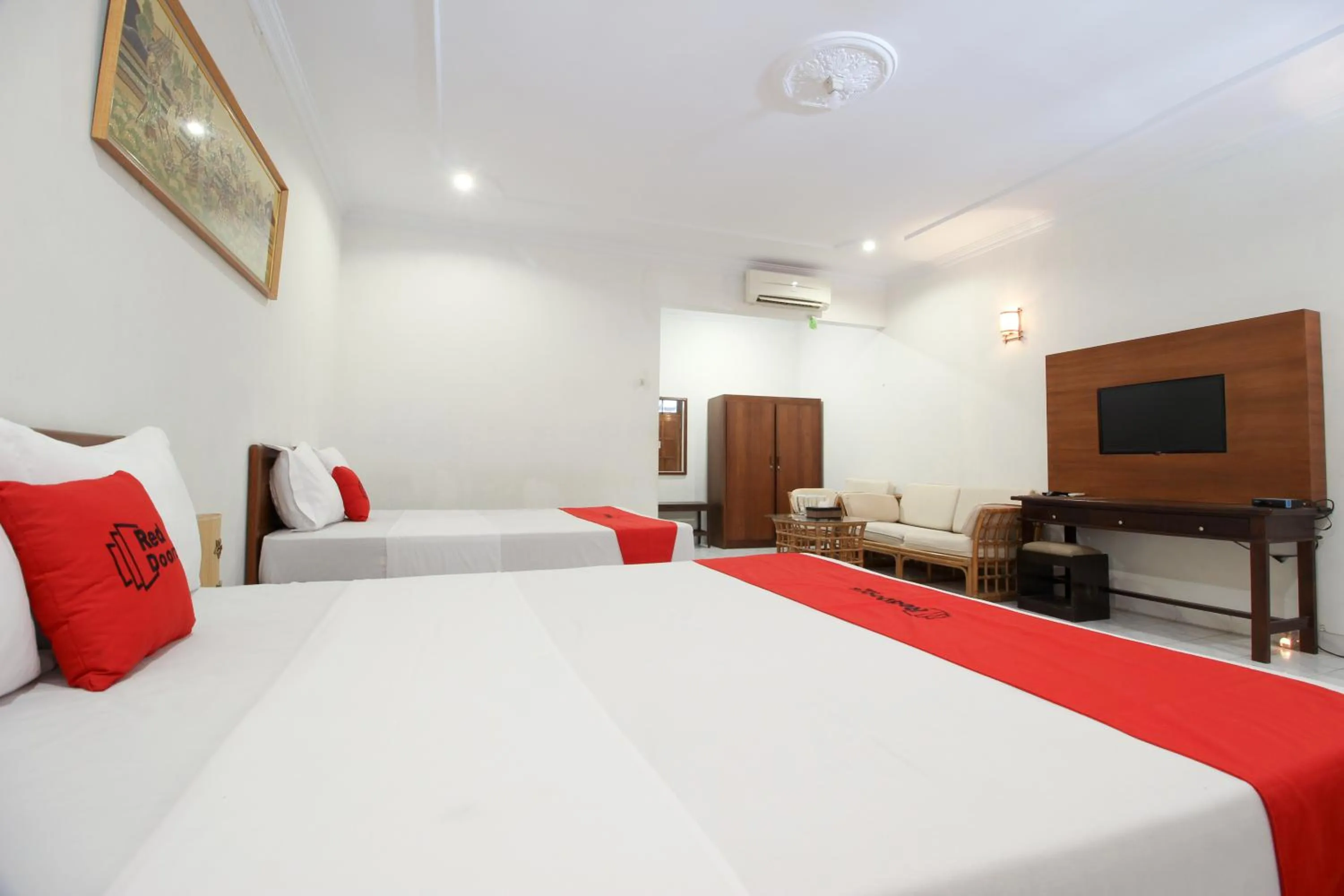 Bedroom, Bed in RedDoorz Plus near Alun Alun Selatan 2