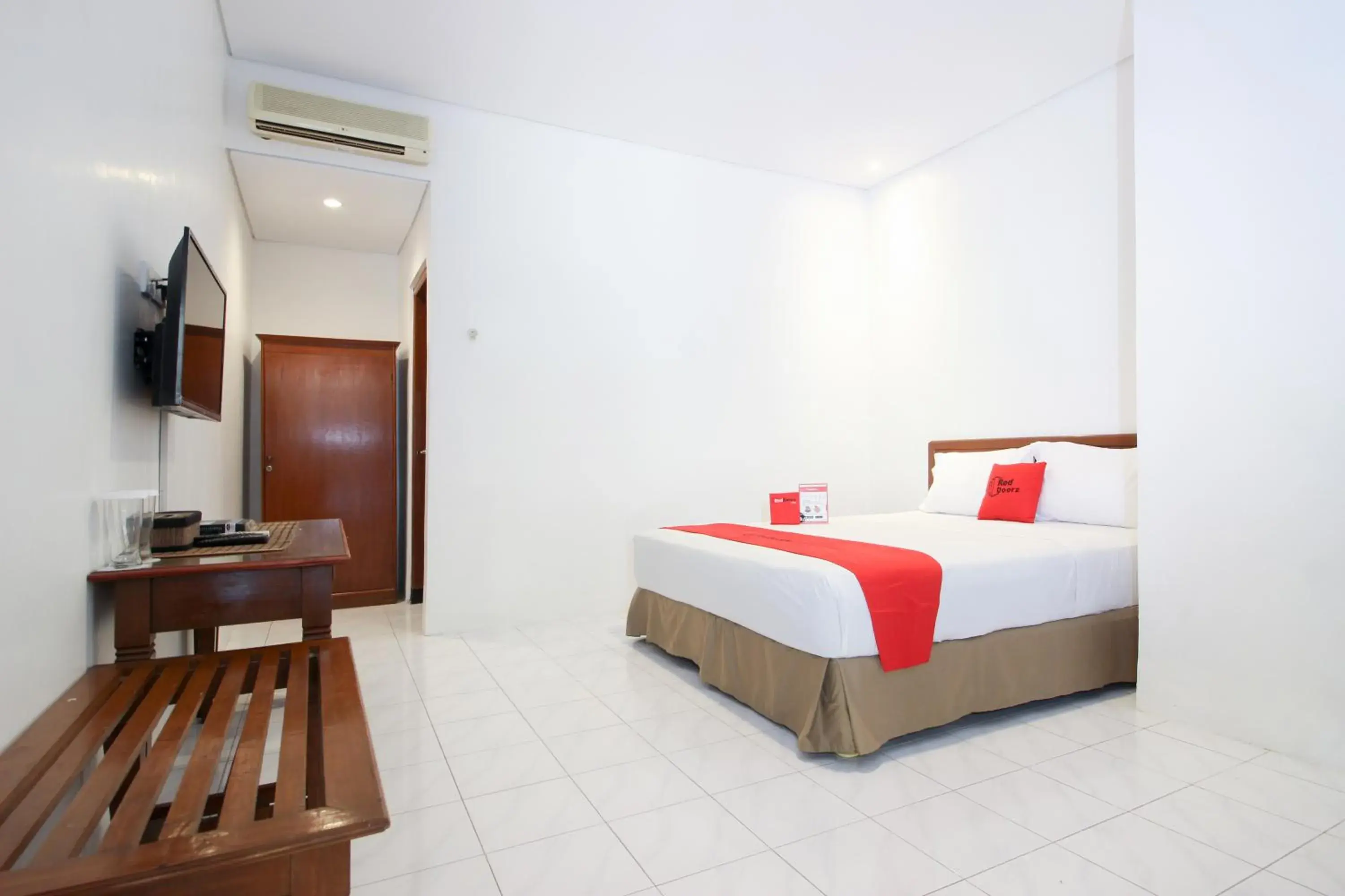Bedroom, Bed in RedDoorz Plus near Alun Alun Selatan 2 Bedroom, Bed in RedDoorz Plus near Alun Alun Selatan 2