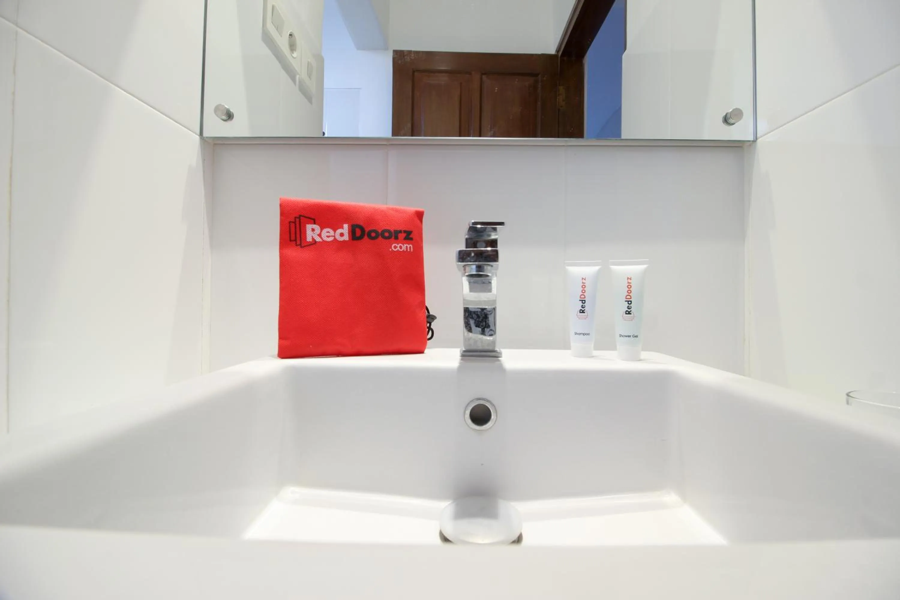 Bathroom in RedDoorz Plus near Alun Alun Selatan 2