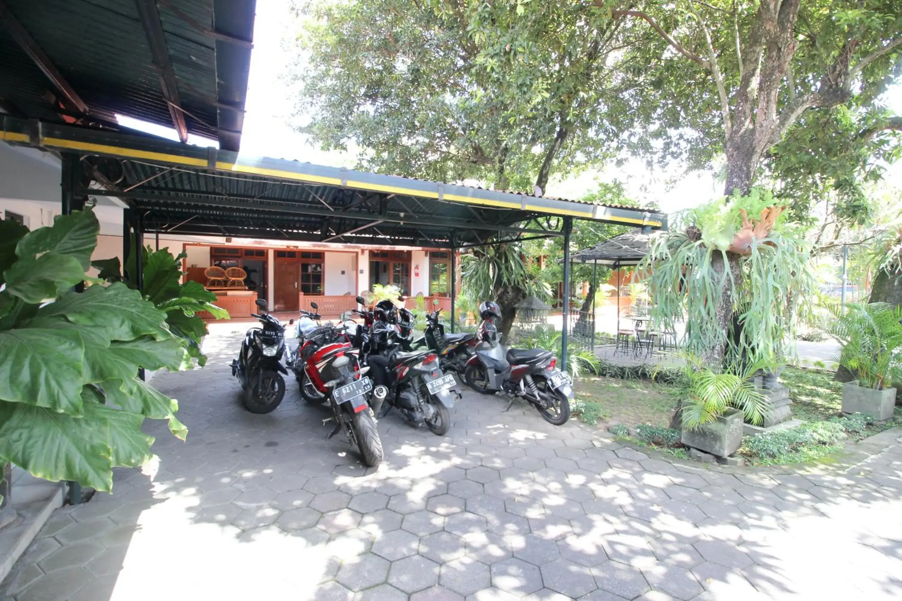 Property building in RedDoorz Plus near Alun Alun Selatan 2 Property building in RedDoorz Plus near Alun Alun Selatan 2